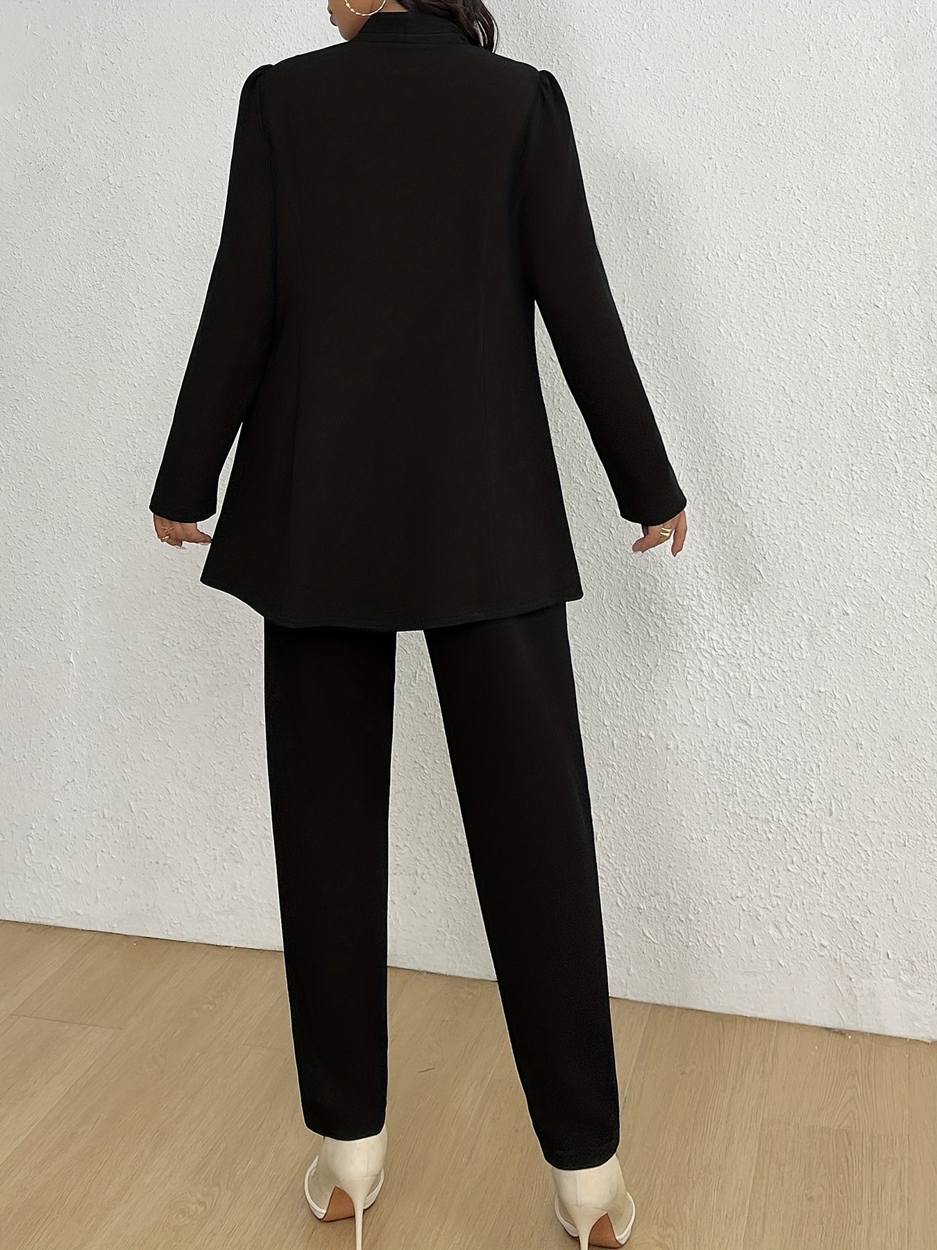 Бизнес-костюм для полных с двубортным пиджаком и узкими брюками с высокой талией