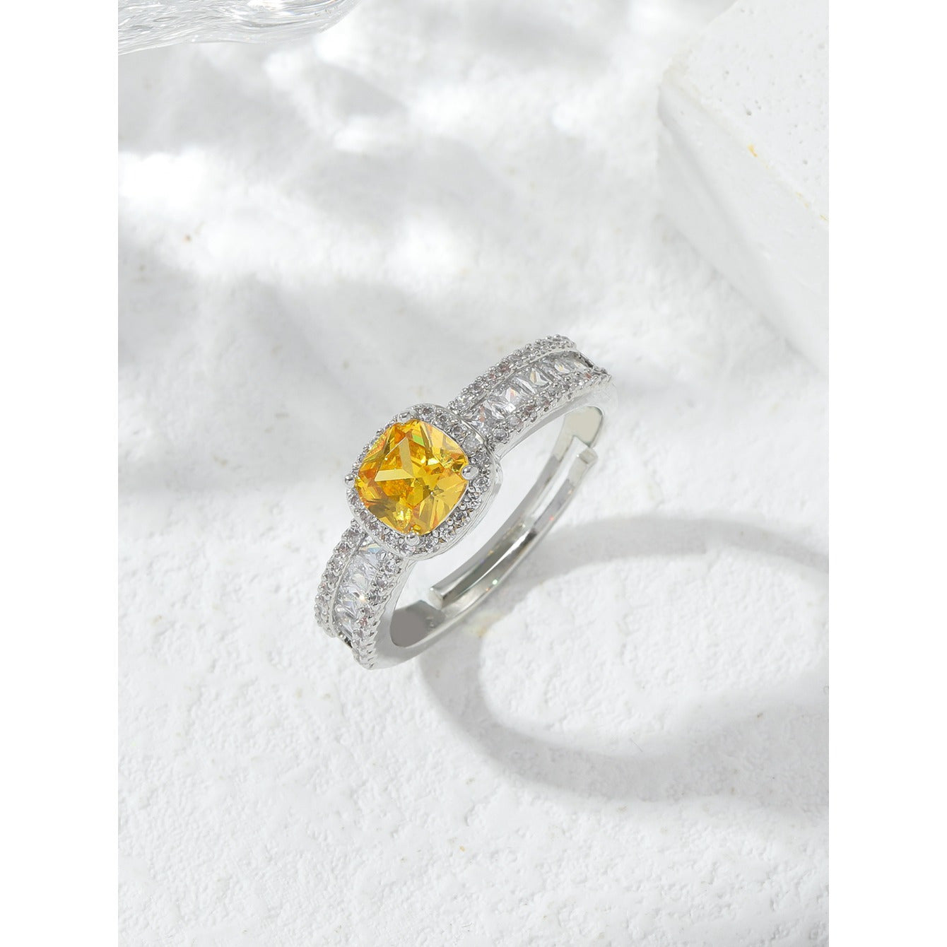 Ayollar uchun sun'iy kubik zirkon bilan moslashuvchan ochiq burchakli mis uzuk