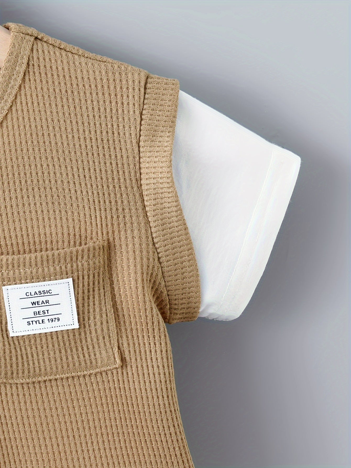 Летний комплект для детей с футболкой из вафельной текстуры и повседневными шортами.