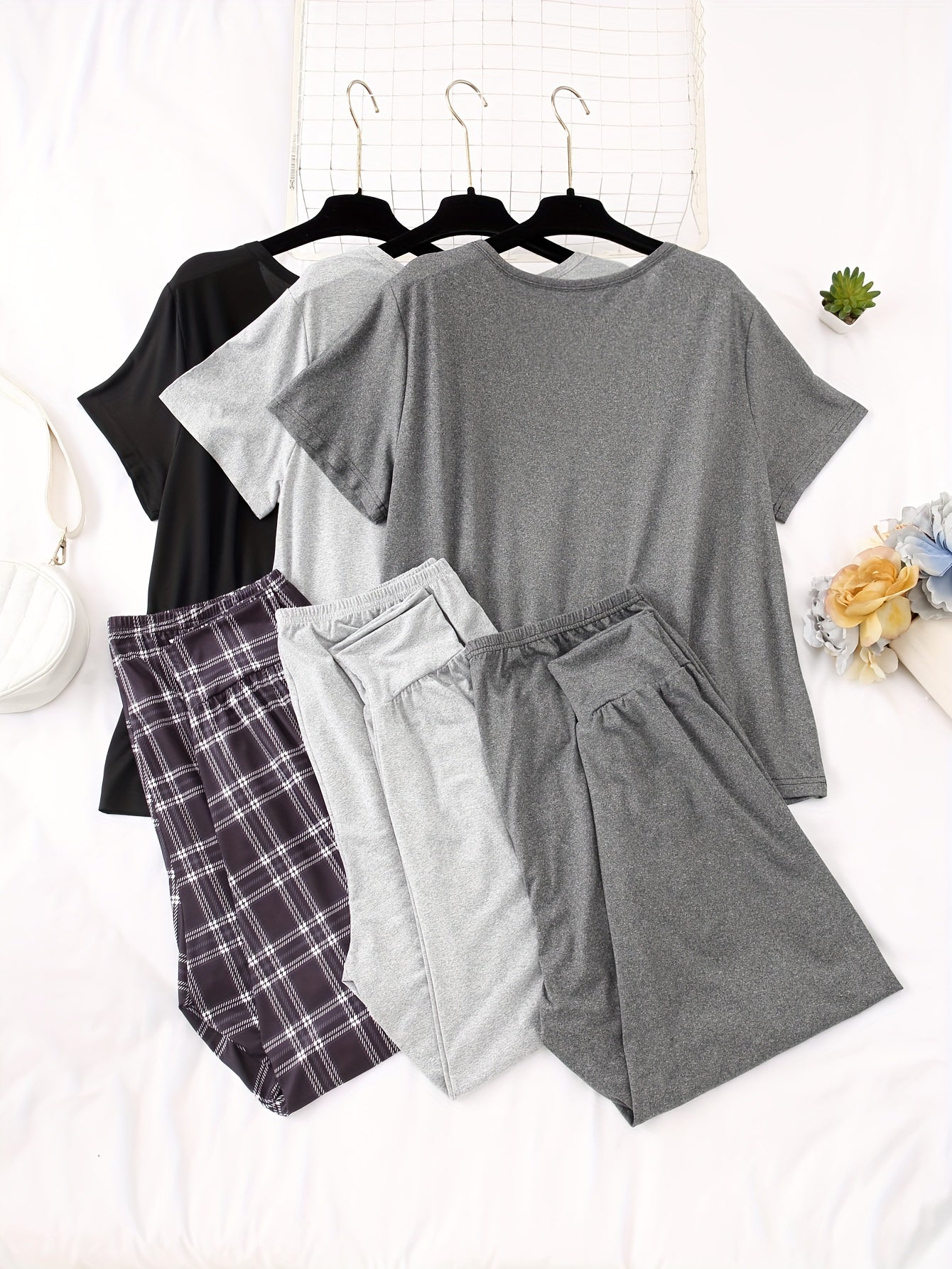 Conjunto de pijama casual de otoño para mujer con patrón de alfabeto y diseño en bloques de color, poliéster tricot con elastano, camiseta de manga corta y pantalones largos