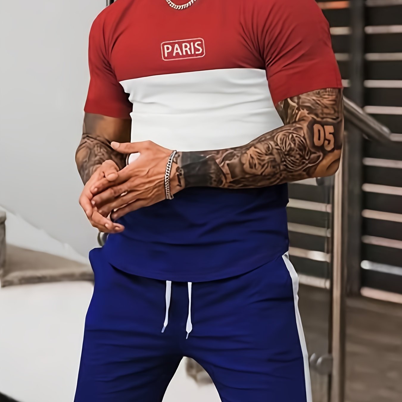 Katta o'lchamdagi erkaklar uchun "King" grafik printli ikki qismli futbolka va shortlar to'plami, mashg'ulotlar va ochiq havoda faoliyatlar uchun mukammal. Katta va baland erkaklar uchun zamonaviy ortiqcha o'lchamdagi sport kiyimi.