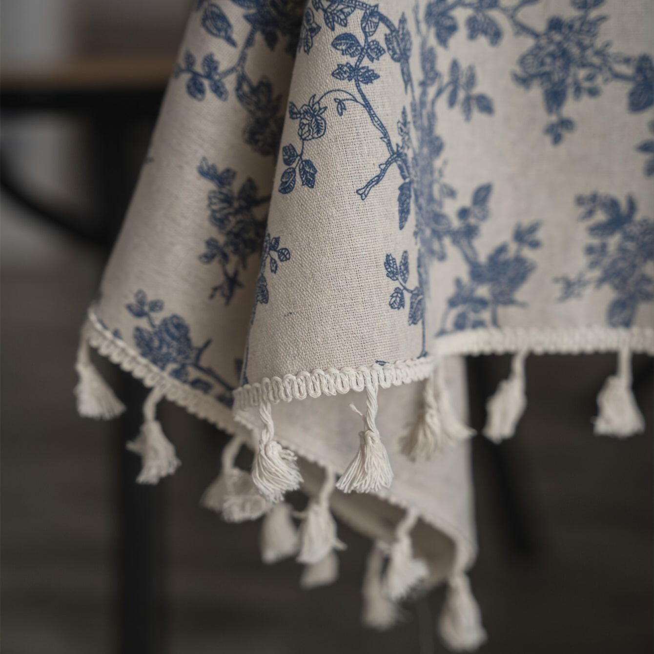 Vintage Blue Rose Tablecloth with Beige Fringe for Dining Occasions