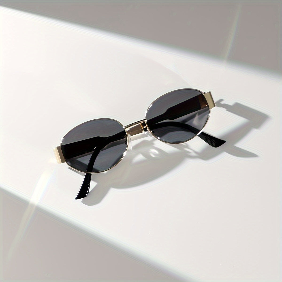 Ayollar uchun nafis oval metall shisha, vintage ilhomlangan, qarashni to'sadigan qarshi moda ko'zoynaklari