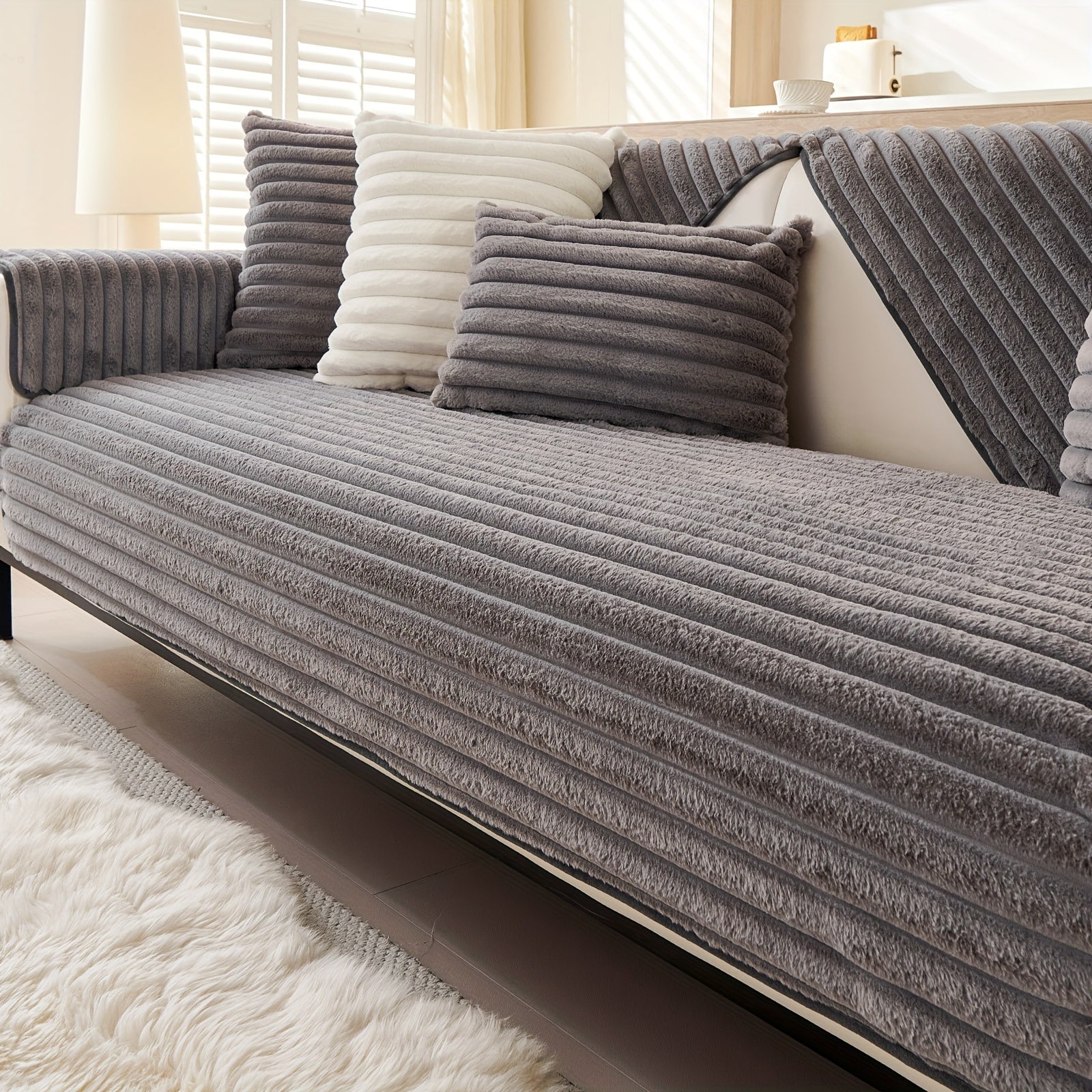 Barcha turdagi divanlar uchun mo'ljallangan, sun'iy quyon junidan tayyorlangan zamonaviy plush divan qoplamasi, mushuk va it egalari uchun iliqlik va himoya ta'minlaydi.