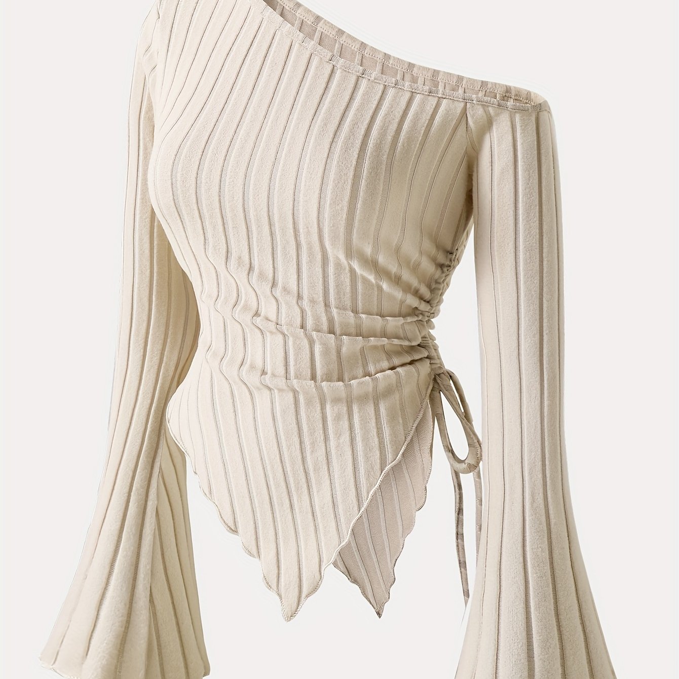 Camiseta de mujer con hombro descubierto, dobladillo asimétrico y mangas acampanadas de punto de poliéster de estiramiento medio