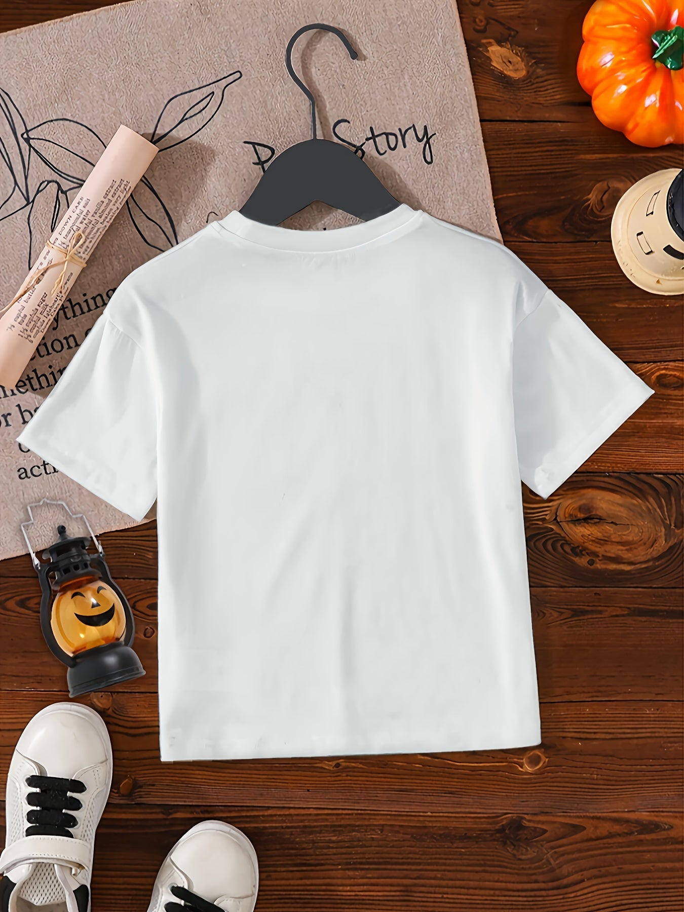 Yozgi kiyim uchun ideal bo'lgan, sut choyi donut yulduz naqshiga ega oq qisqa yengli bluzka.