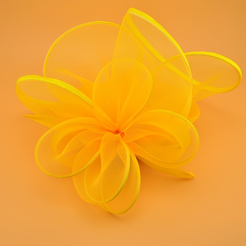 To'ylar va partiyalar uchun klip bilan qora va oq tarmoq gul fascinatori