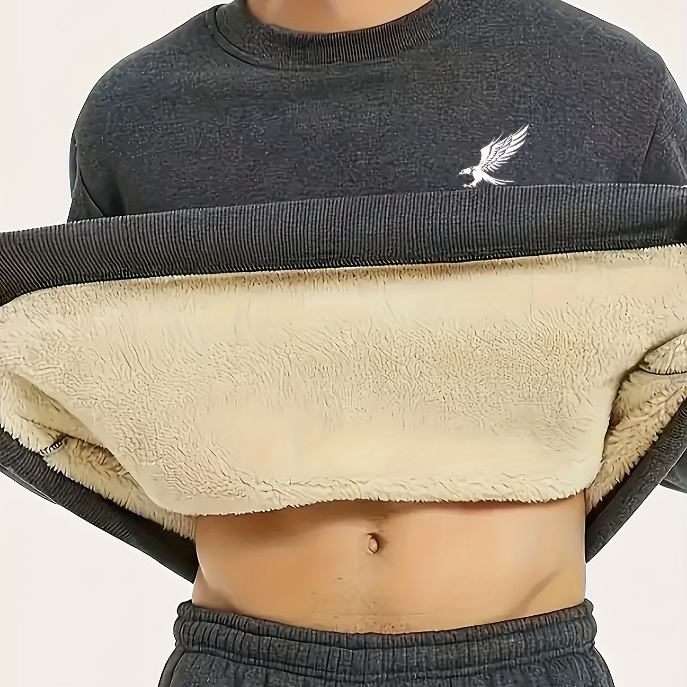 Erkaklar uchun ko'k rangli, qush emblemasi bilan bezatilgan, ichki qismi to'quv materialidan qilingan pullover. Kuz/qish qulayligi uchun 100% polyesterdan tayyorlangan.