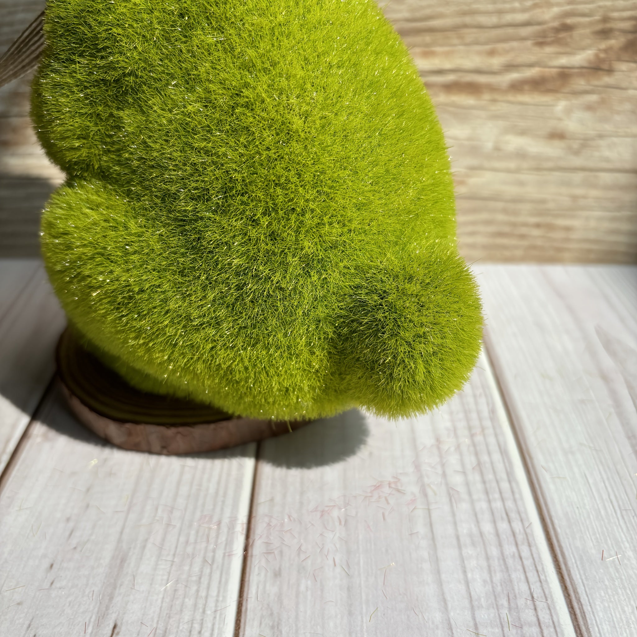 Charming 16.76 sm yashil to‘qilgan quyon haykali, Pasxa va bahor bog‘i bezaklari uchun, lenta aksent bilan. Bayram tadbirlari va uy hovlisi ko‘rinishi uchun mukammal.