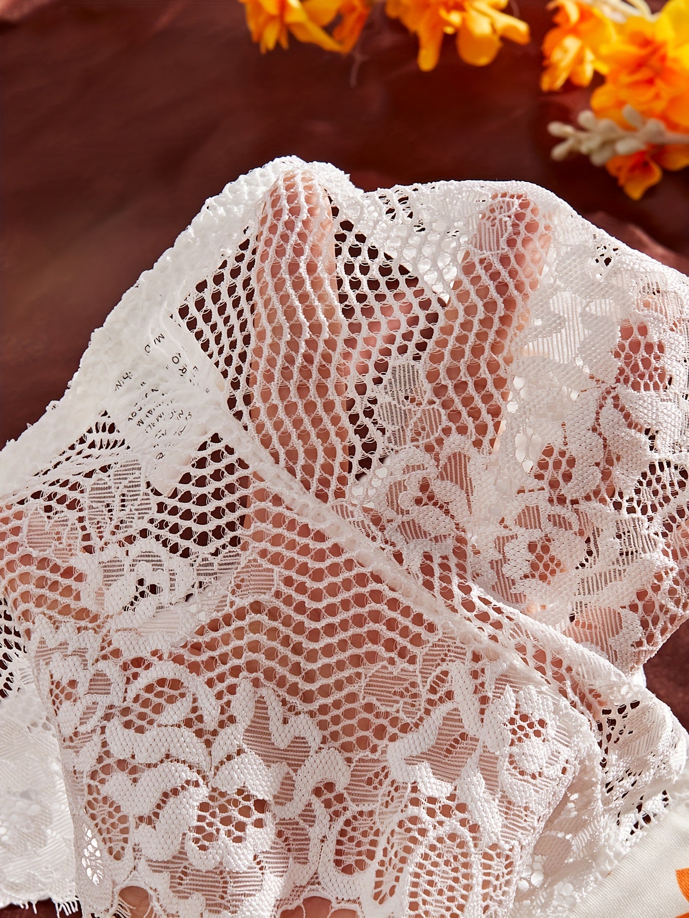 Ayollar uchun zamonaviy dantel bilan bezatilgan gullar naqshidagi brass va ichki kiyim to'plami. Qulay polyester aralashmasi, mashinada yuvish mumkin.