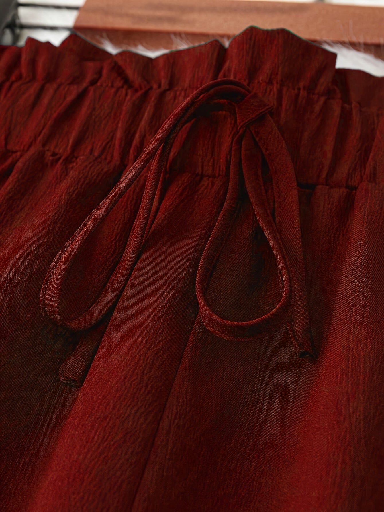 100% polyesterdan tayyorlangan, bir rangli, katta o'lchamdagi tasodifiy keng oyoq shimlar. To'g'ri kesim, cho'zilmaydigan mato, barcha fasllar uchun mos.