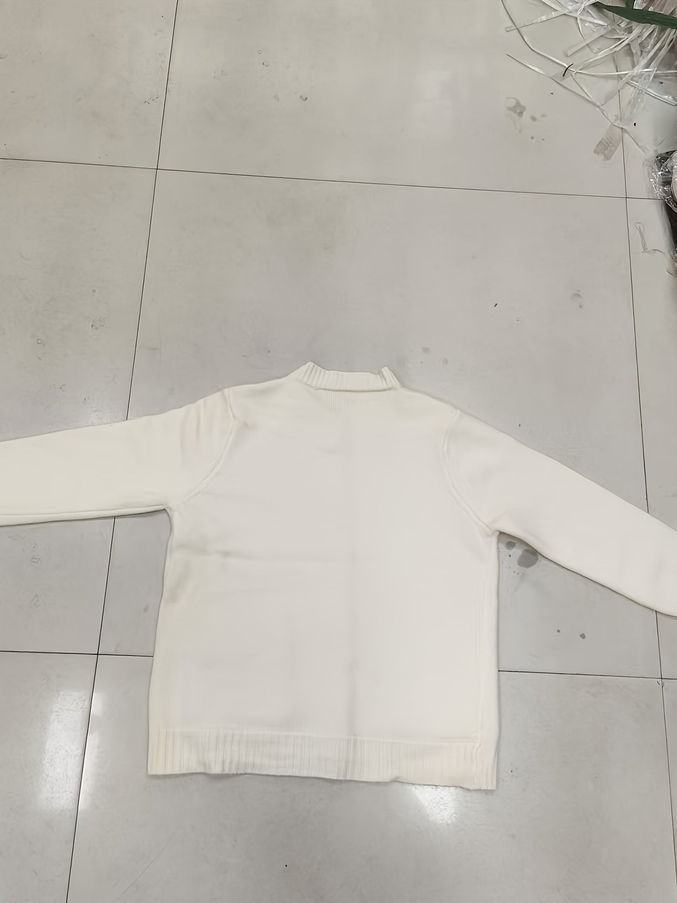 Ayollar uchun yangi bahor kolleksiyasi: yumshoq kesimdagi, dumaloq bo'yinli, bir rangda va noyob dizaynga ega, uzun yengli kardigan.