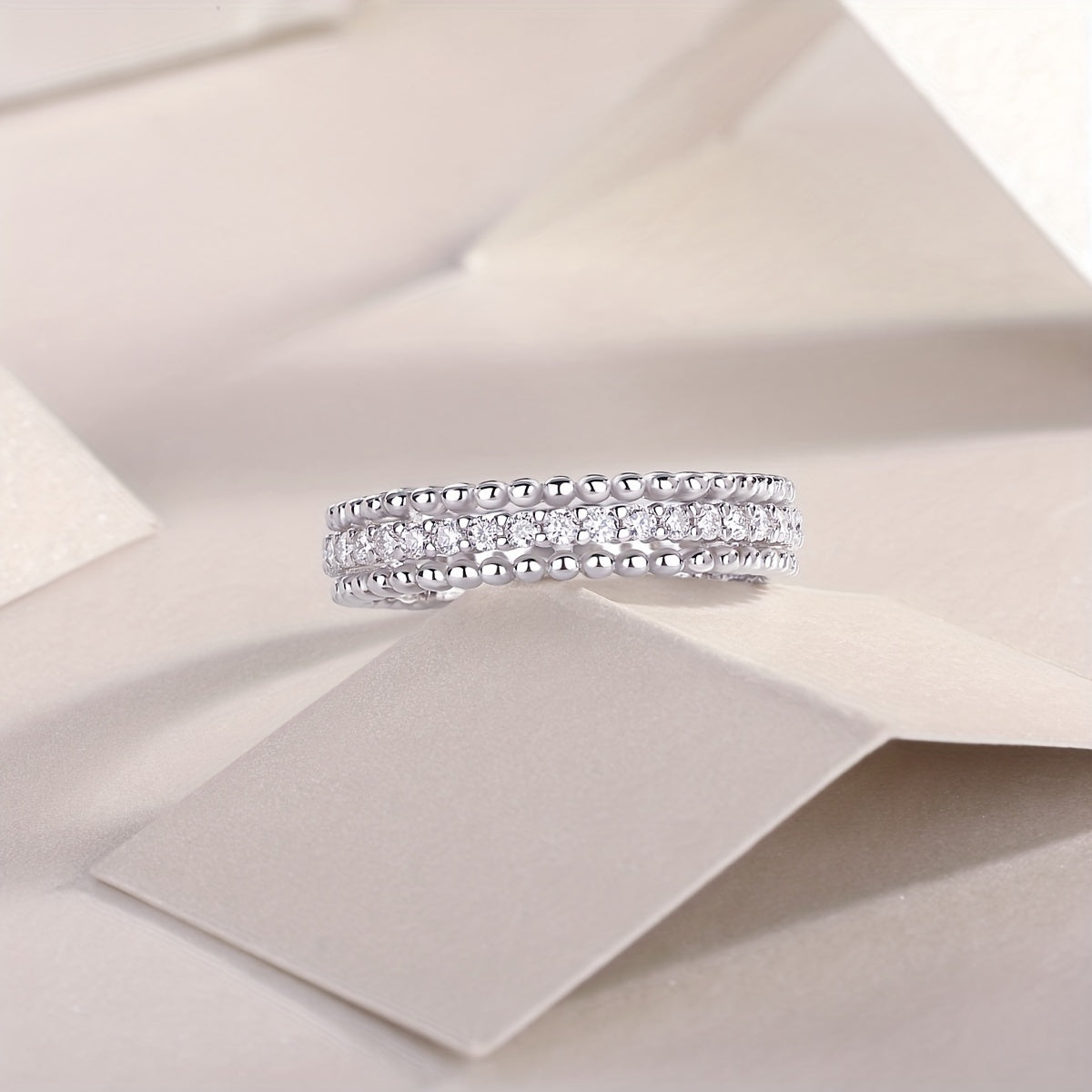 925 Sterling Silver-dan tayyorlangan ajoyib Moissanite halqa, ayollar uchun mukammal sovg'a, nafis sovg'a qutisi bilan birga keladi.