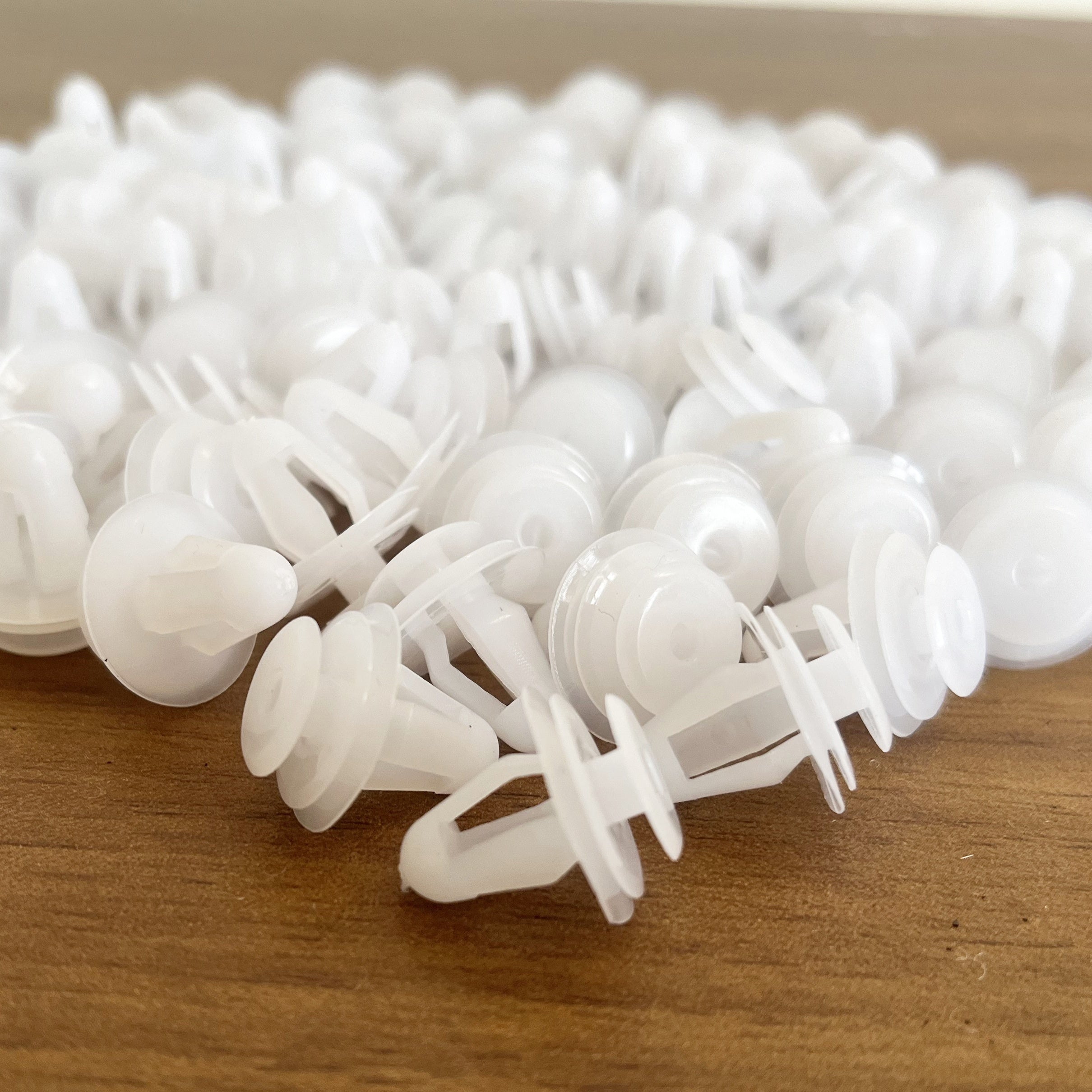 Avtomobil plastmassa fastenerlari 8mm naylon tokchalar uchun avtomobil eshiklari, bagajlar, ichki qism uchun 100 dona