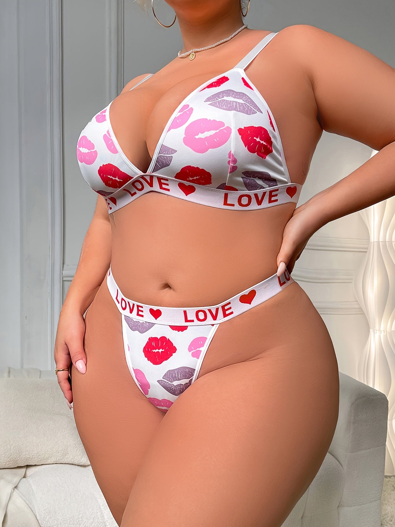 ayollar uchun katta o'lchamli ichki kiyimlar to'plami, Kiss print, chuqur V shaklidagi bra va thong, 2 ta qism