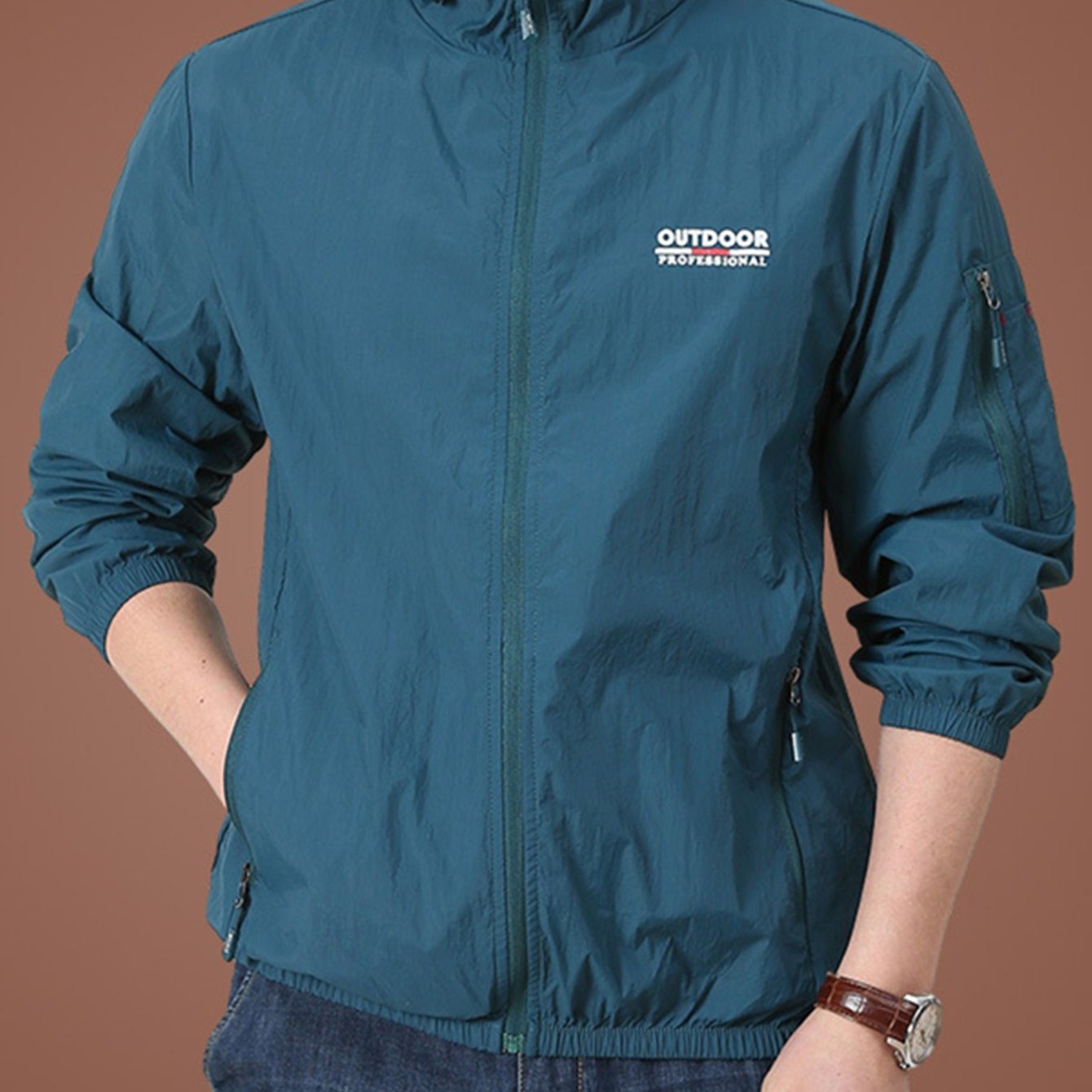 Erkaklar uchun kapüşonli shamol o'tkazmaydigan kurtka, harf bosma bilan, baliq ovlash va ochiq havoda faoliyatlar uchun mukammal, quyoshdan himoya va uslubni ta'minlaydi.