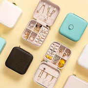 Zipperli suv o'tkazmaydigan PU zargarlik tashkilotchisi, sayohat uchun mukammal. Halqalar, marjonlar, soatlar va taqinchoqlar uchun ajratgichlar bilan birga keladi. Ayollar uchun Rojdestvo yoki Halloween uchun ajoyib sovg'a. Zargarlik saqlash uchun ideal.