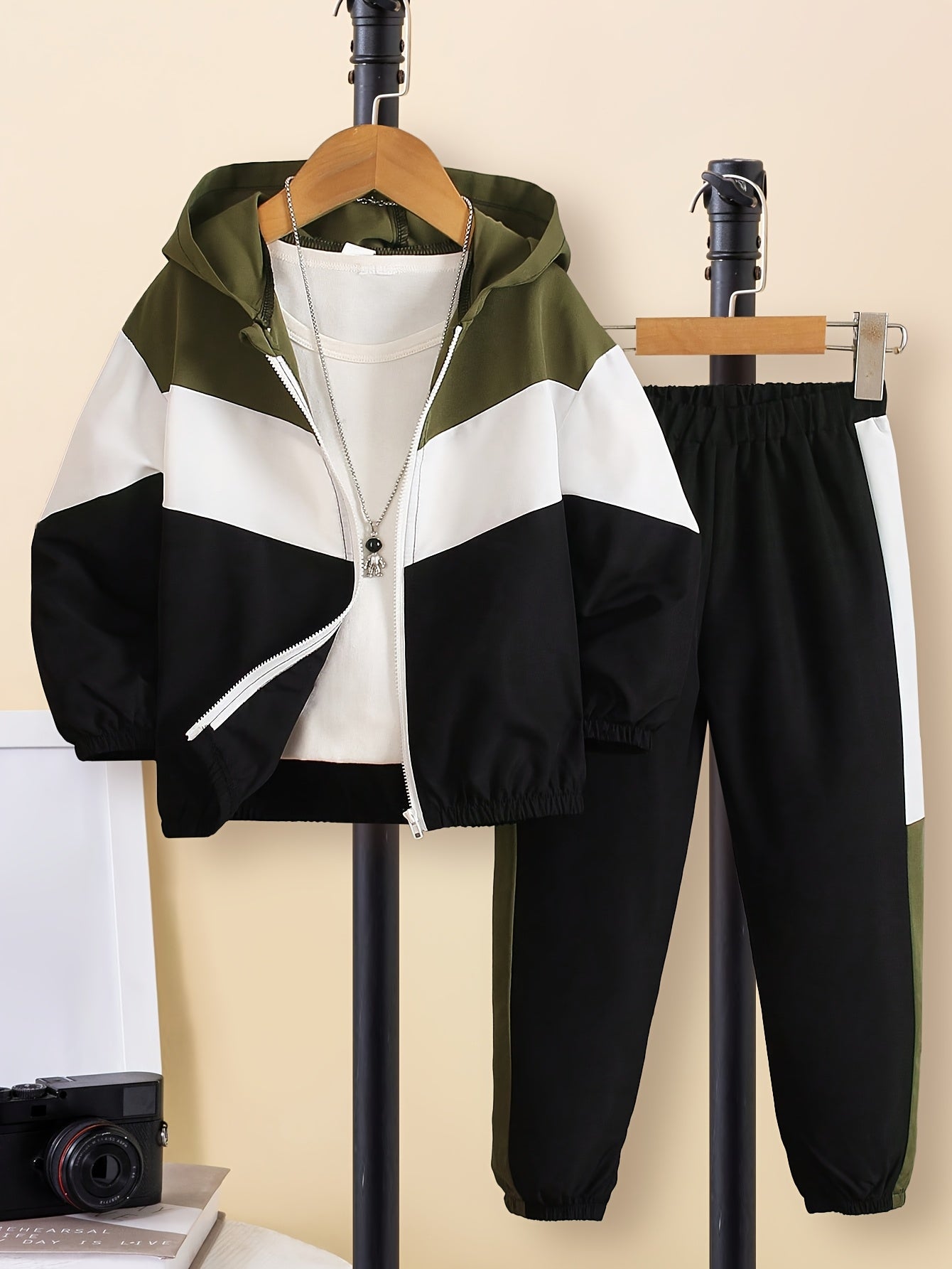 O'g'il bolalar uchun 2 qismli tasodifiy ko'ylak to'plami, uzun qo'lqopli rangli blokli fermuarlı kapüşon va jogger shimlar, bahor va kuzda kundalik va ochiq havoda kiyish uchun mos.