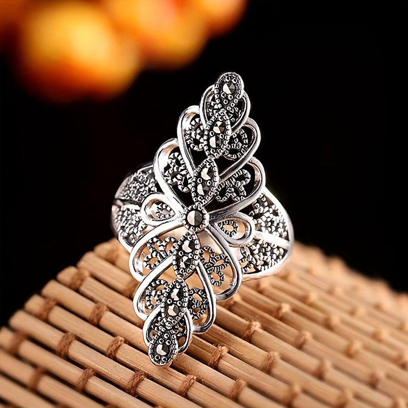 Haqiqatanan noyob sovg'a, bu 6.8 grammli retro bo'sh yurak shaklidagi uzuk 925 kumushdan yasalgan bo'lib, qora zirkoniya bilan o'ziga xos oval to'rt qopqoqli joylashuvga ega. Nozik zargarlikni qadrlaydigan ayollar va erkaklar uchun mukammal.