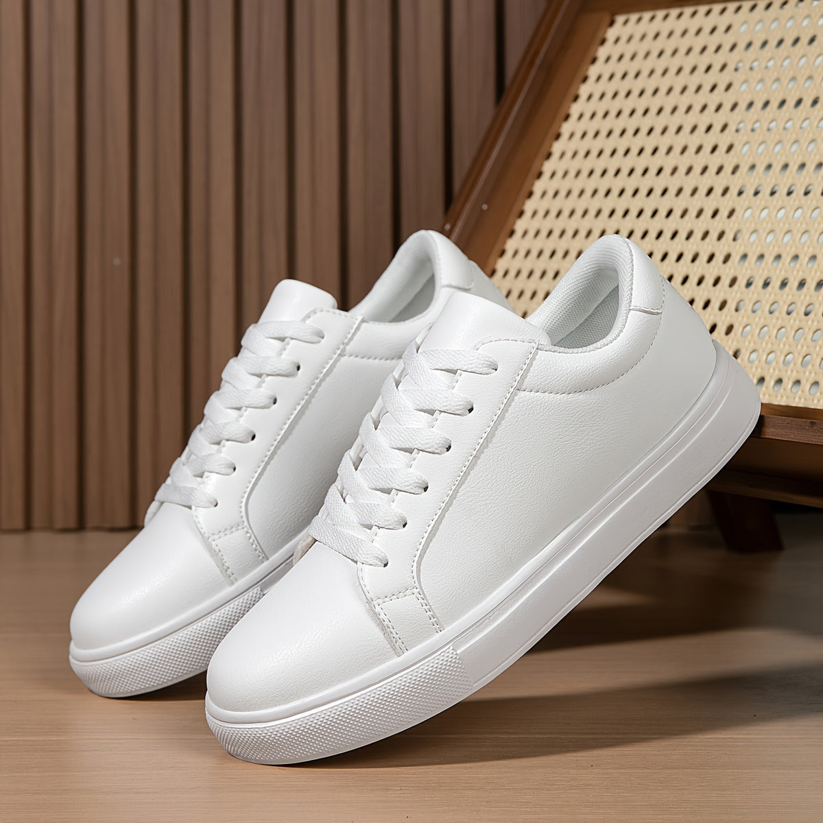 Tashqi yurish uchun mustahkam zamonaviy erkak krossovkalari, barcha mavsumlar uchun.