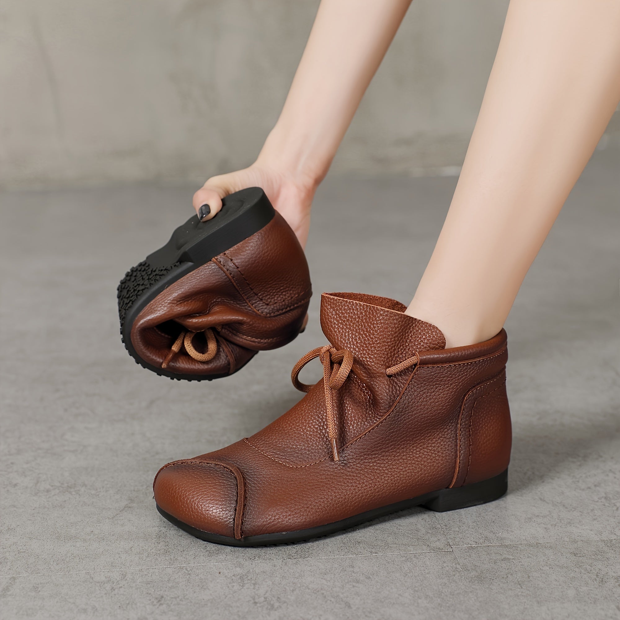 Ayollar uchun qisqa ipli bo'yniga qadar botinkalar