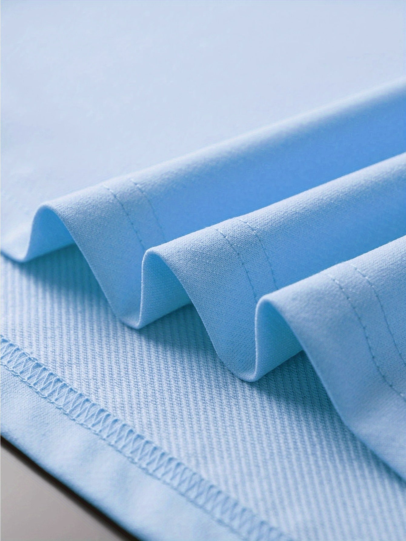 Erkaklar uchun tasodifiy chiziqli polyester T-ko'ylak, qisqa yenglar va dumaloq bo'yin bilan. Yozgi sarguzasht grafikasi mavjud, mashinada yuvish mumkin. Yozgi tasodifiy kiyim uchun mukammal.