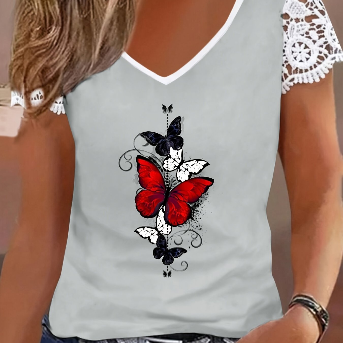 Plus o'lcham ayollar uchun V-shakllı futbolka, kapalak bosimi va korsetli detailing bilan