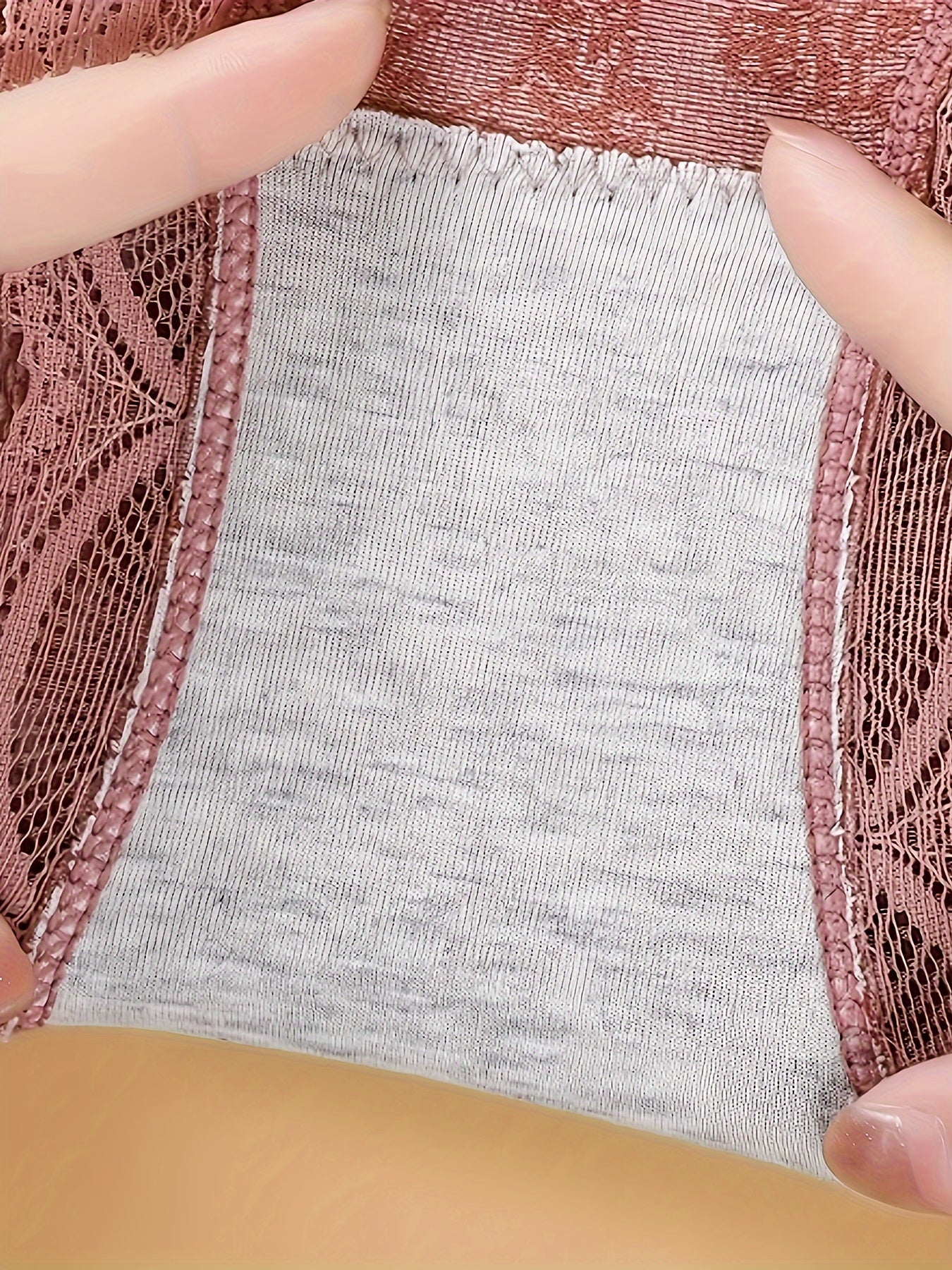 Три элегантные трусики с кружевной отделкой, имеющие удобную среднюю посадку и деталь в виде банта. Изготовлены из 86% полиамида и 14% эластана, из трикотажной ткани однотонного цвета. Идеально подходят для повседневной носки, обладая