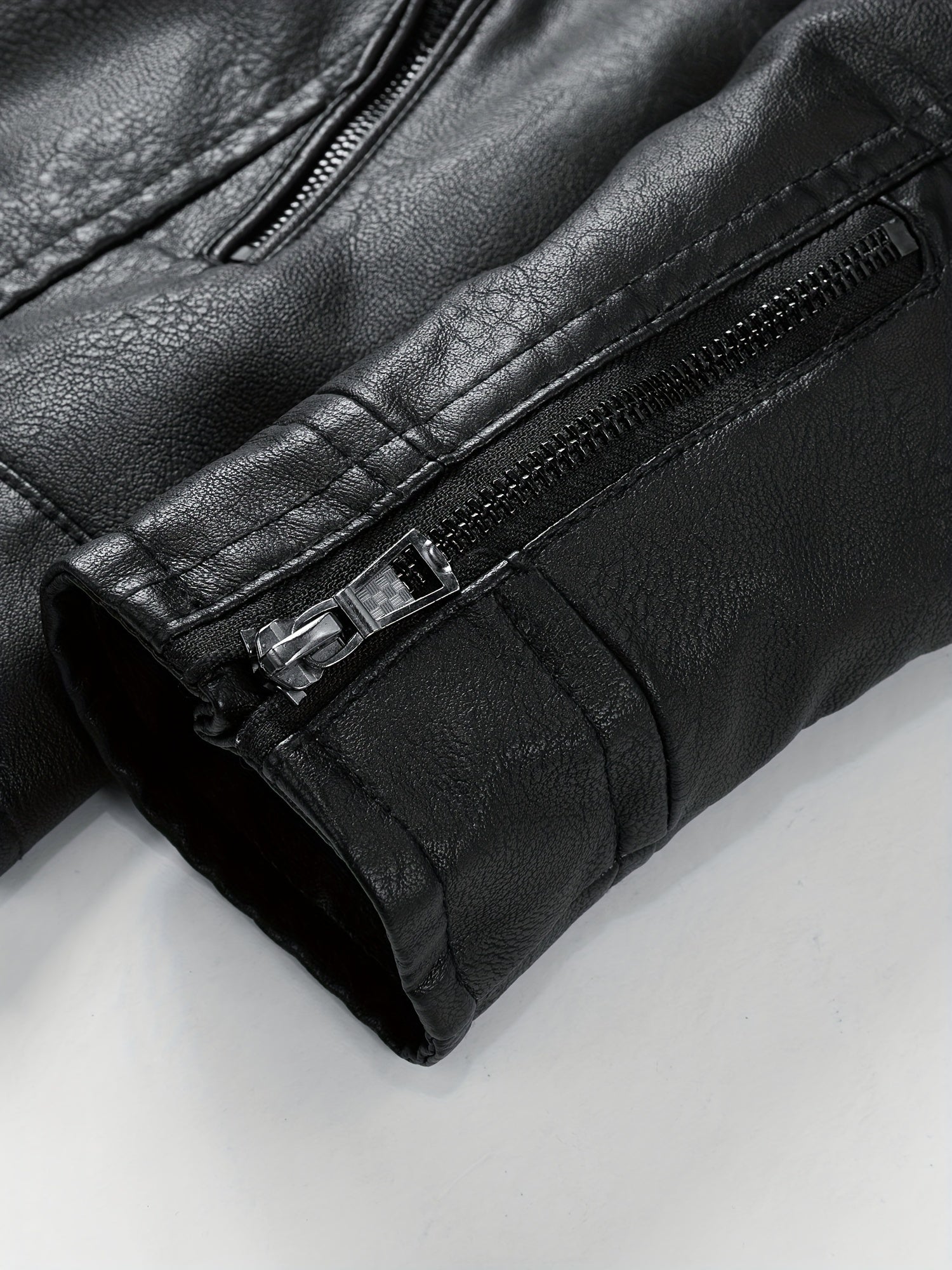 Erkaklar uchun zamonaviy PU charm kurtka, kuz va qish uchun zipli cho'ntaklar bilan