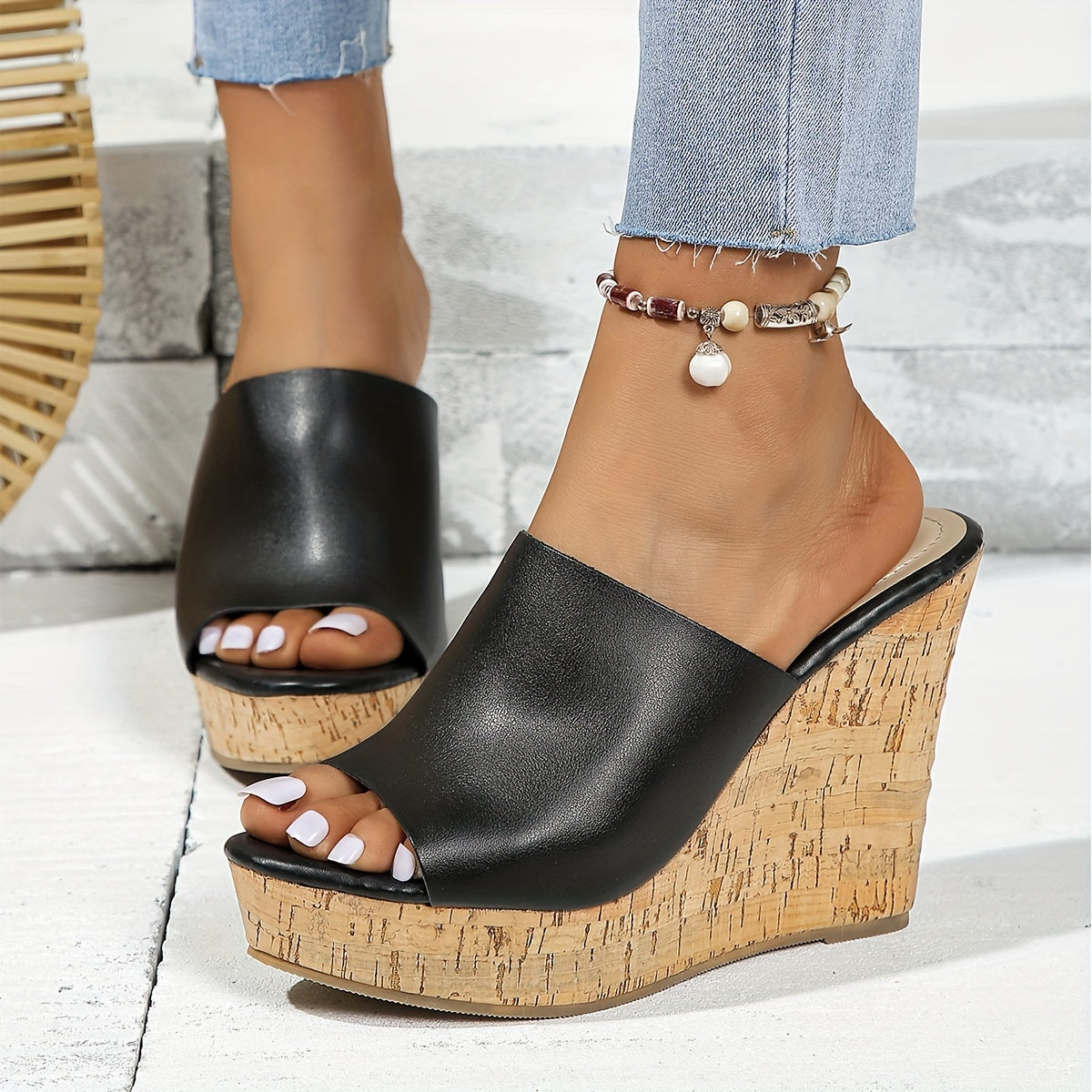 Yozgi moda uchun mukammal, ochiq peep toe dizayni bilan zamonaviy slip-on wedge sandallar.