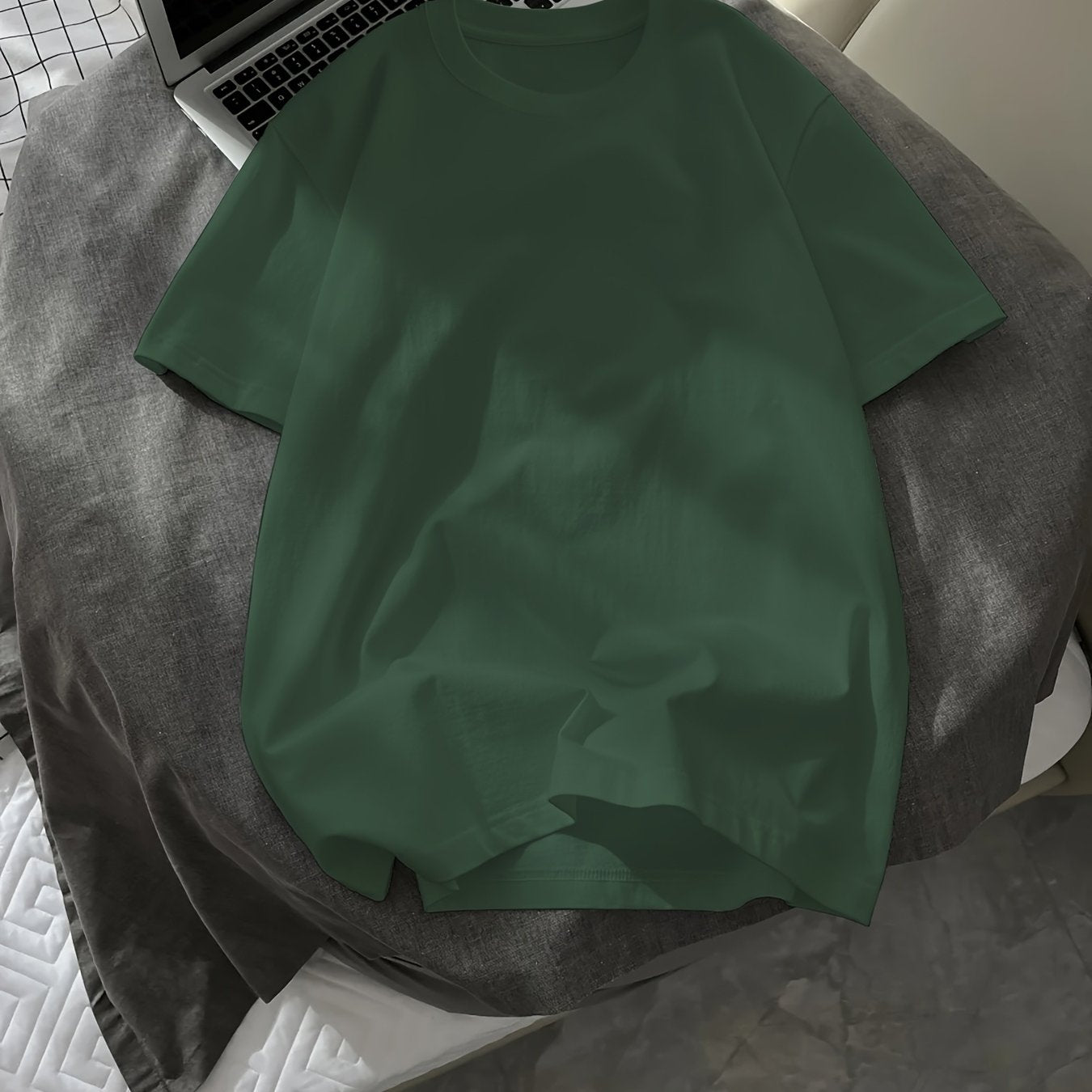 Yoz uchun erkaklar uchun bir rangli T-kofta, tasodifiy ko'cha uslubi