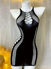 Baliq tarmog'i bo'sh dizayni bilan bodycon ko'ylak, 95% poliamid va 5% elastandan tayyorlangan. Mustahkam rangdagi yuqori cho'ziluvchan trikotaj mato, plyaj kiyimlari va yozgi kiyimlar uchun mukammal. Musiqa uchun ideal.