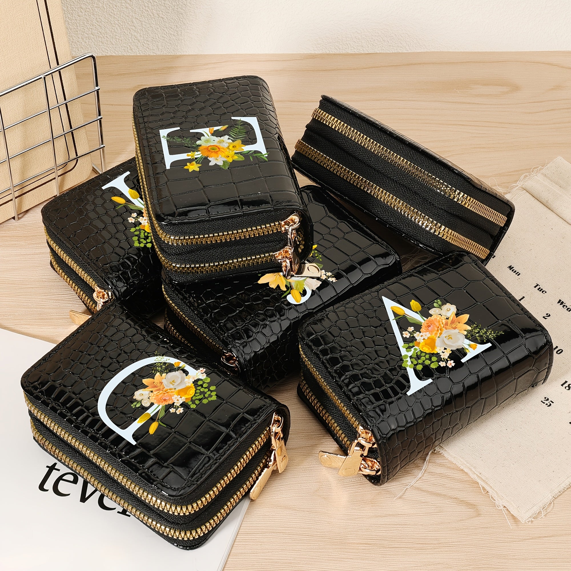 Bir nechta slotlari va zamonaviy fermuari bo'lgan mustahkam kredit karta saqlash sumkasi, maktab, yotoqxona va maktabga qaytish uchun zarur bo'lgan buyumlar uchun.