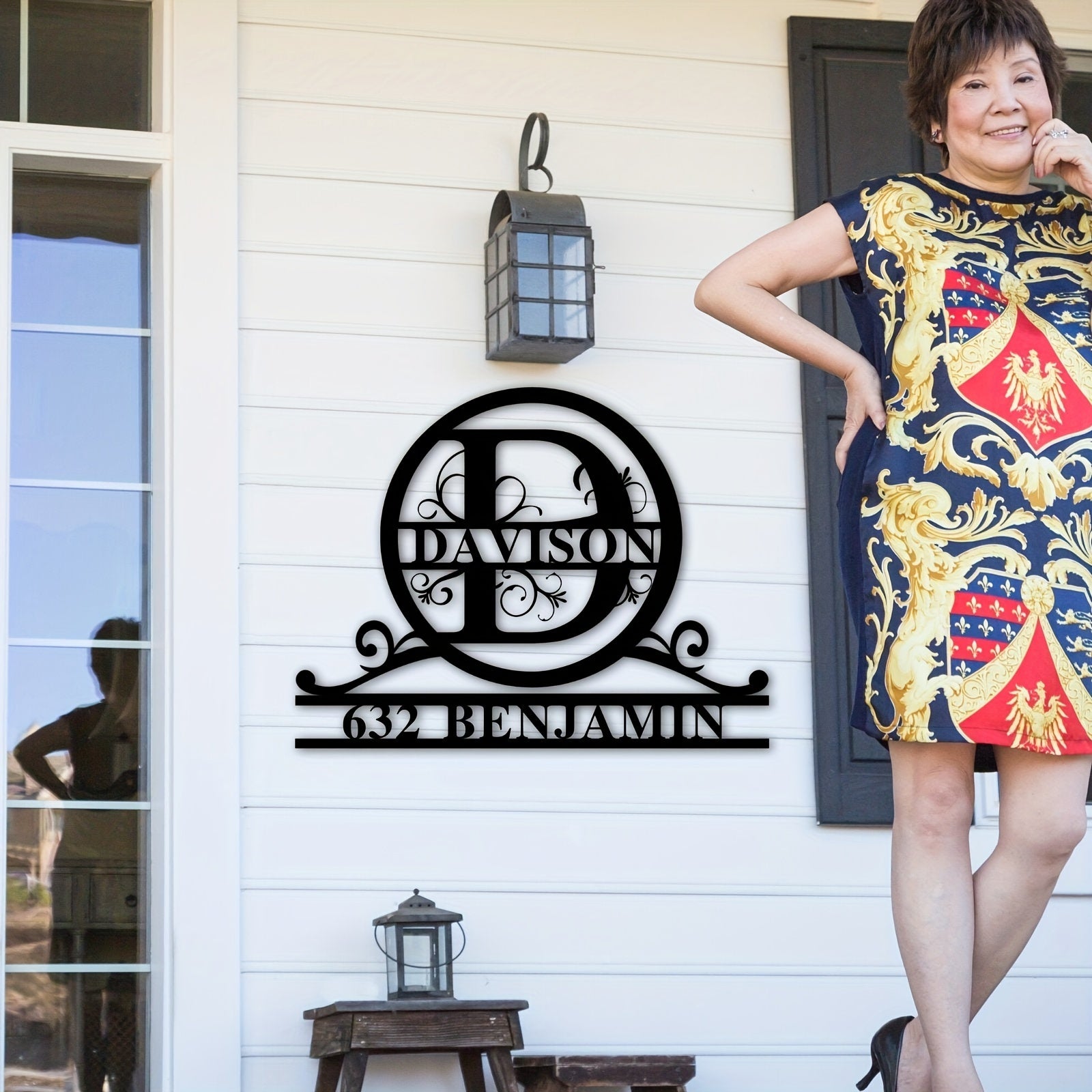 Maxsus metall oilaviy nom yozuvi bilan monogram va familiya, ob-havo sharoitiga chidamli, bardoshli va teksturali yakuniy uchun uy bezaklari