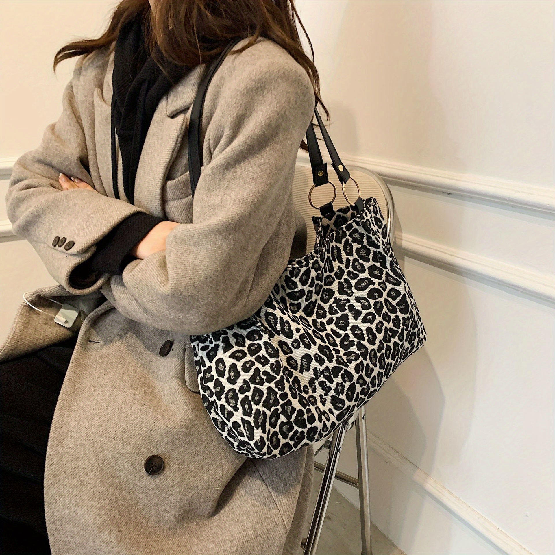 Leopard Print Tote Bag for Women Fabric Black and Gold Large Capacity for Shopping and Commuting