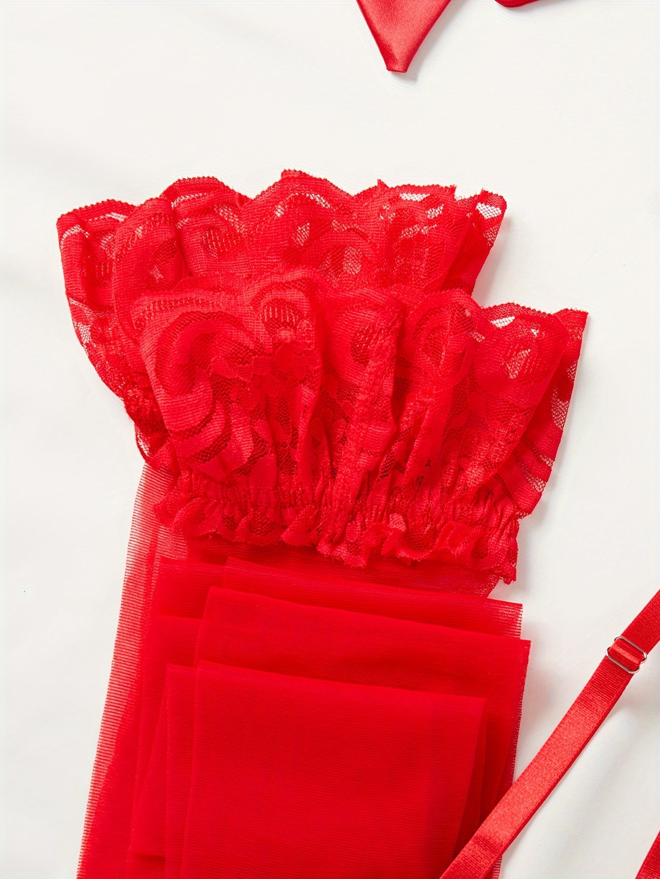 Yangi Yevropa va Amerika bozorida sotilayotgan ayollar uchun bodysuit va taytlar to'plami, dantel qo'shilishi bilan, to'plangan paypoqlarni o'z ichiga oladi.