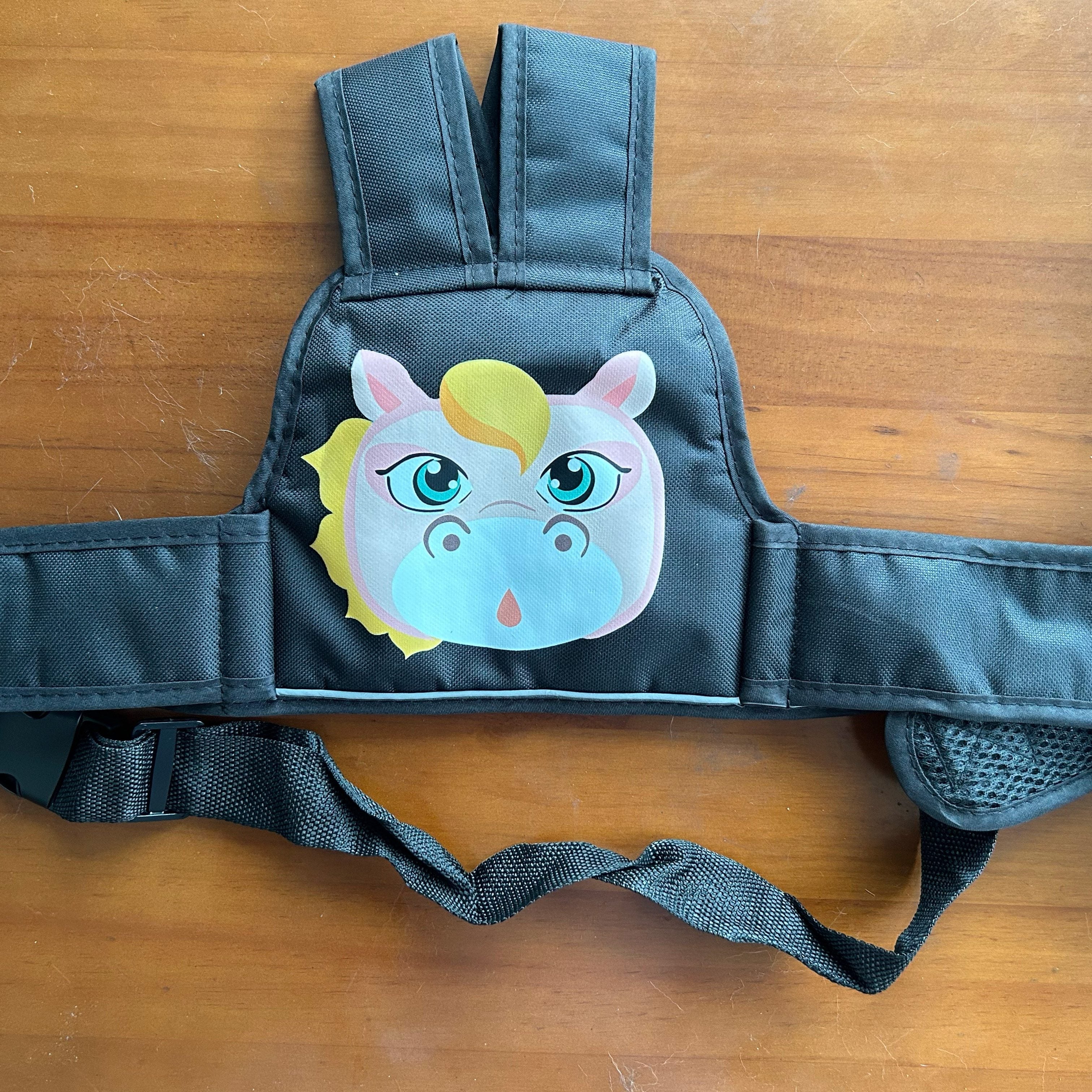 Bolalar uchun moslashuvchan multfilm mototsikl belbog'i, orqa o'rindiqda xavfsizlikni ta'minlash uchun nafas oladigan mato bilan. Ushbu mototsikllar uchun maxsus ishlab chiqilgan to'qnashuv belbog'i bilan bolalarni xavfsiz saqlang.