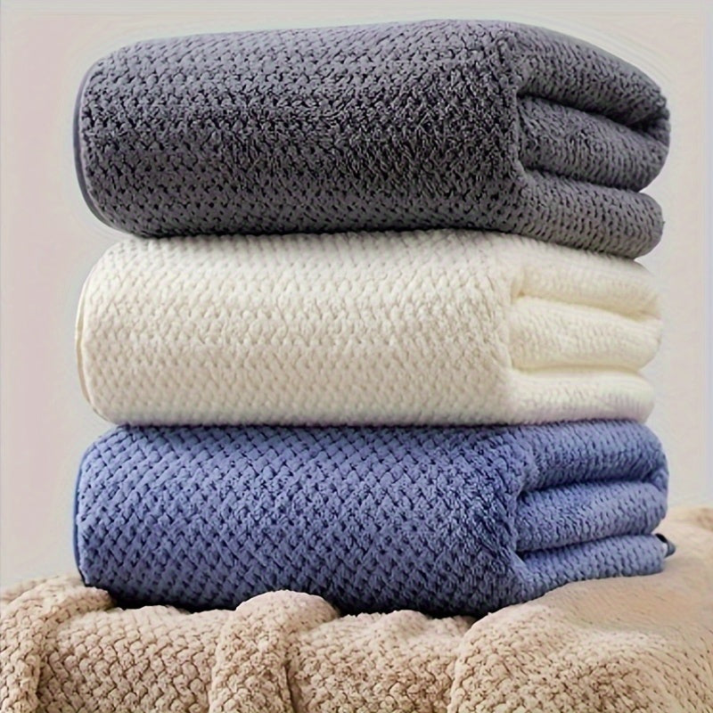 Большое полотенце для ванной с узором в виде больших ананасов, изготовленное из ультратонкого микрофибры, обладает высокой впитываемостью и мягкостью, подходит для различных условий, доступно в нескольких цветах.