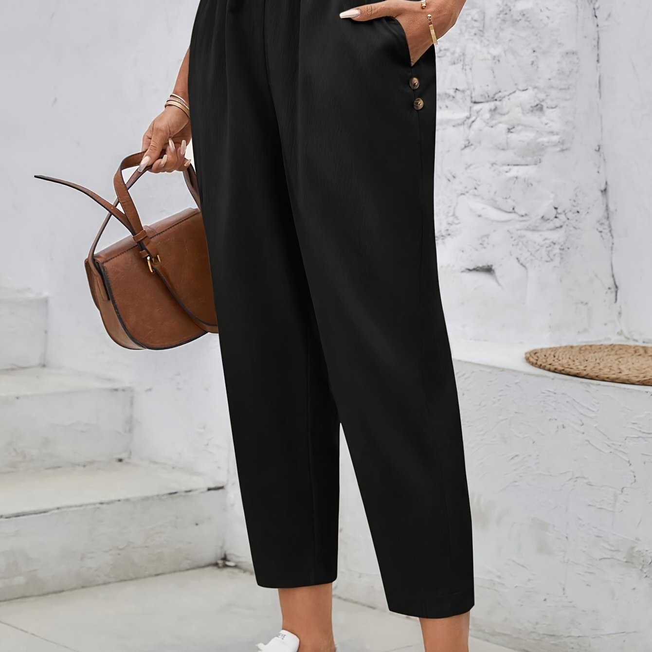 Ayollar uchun maroon rangli toraytirilgan shimlar, yuqori bel bilan, ikki cho'ntakli. Polyesterdan tayyorlangan, mashinada yuvish mumkin. Kuz modasi uchun ideal. Ayollar uchun bir rangli shimlar.