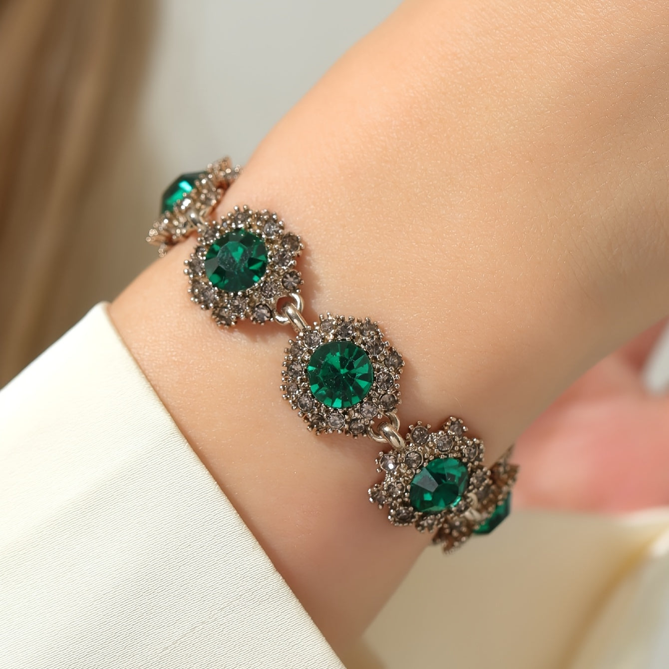 Retro Rhinestone Flower Bracelet for Women and Girls Elegant Jewelry