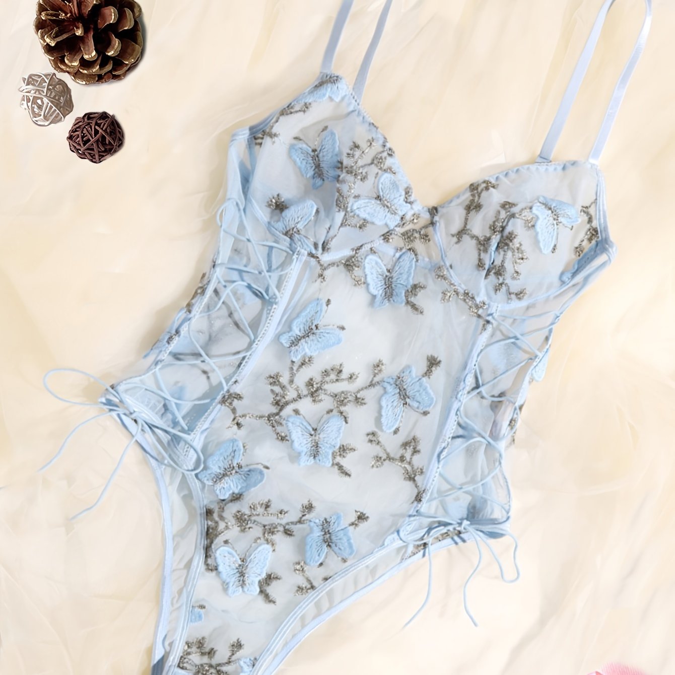 Kelebek tikilgan belbog'li teddy, chuqur V shaklidagi orqasiz thong mesh bodysuit - ayollar uchun sexy ichki kiyim.