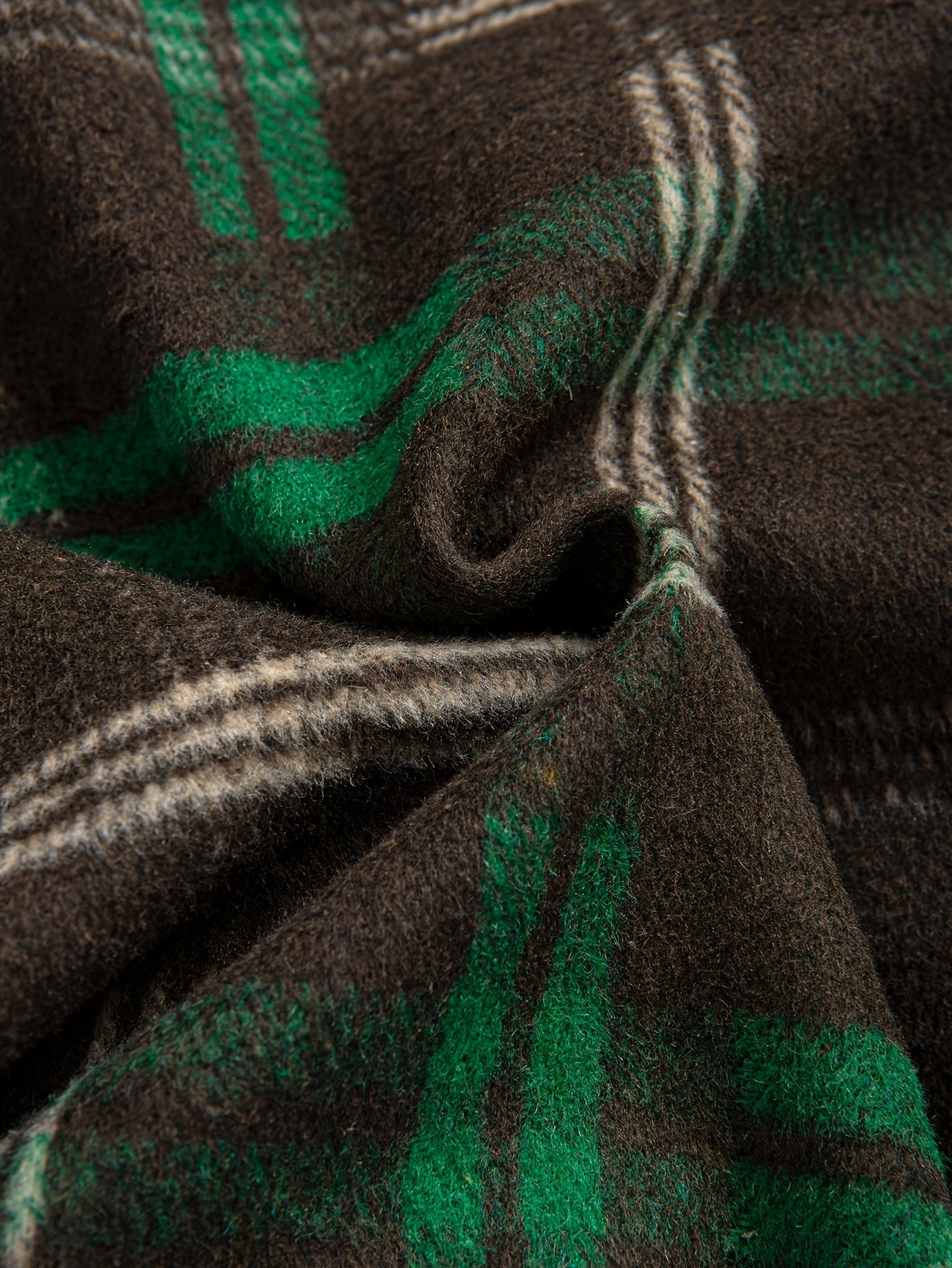 Harajuku ilhomlangan tartibli naqshga, soxta ikki qismli dizaynga va rang-bloklashga ega bo'lgan zamonaviy va ko'p qirrali erkaklar uchun plussayz kurtka. Har kuni kiyish uchun mukammal.