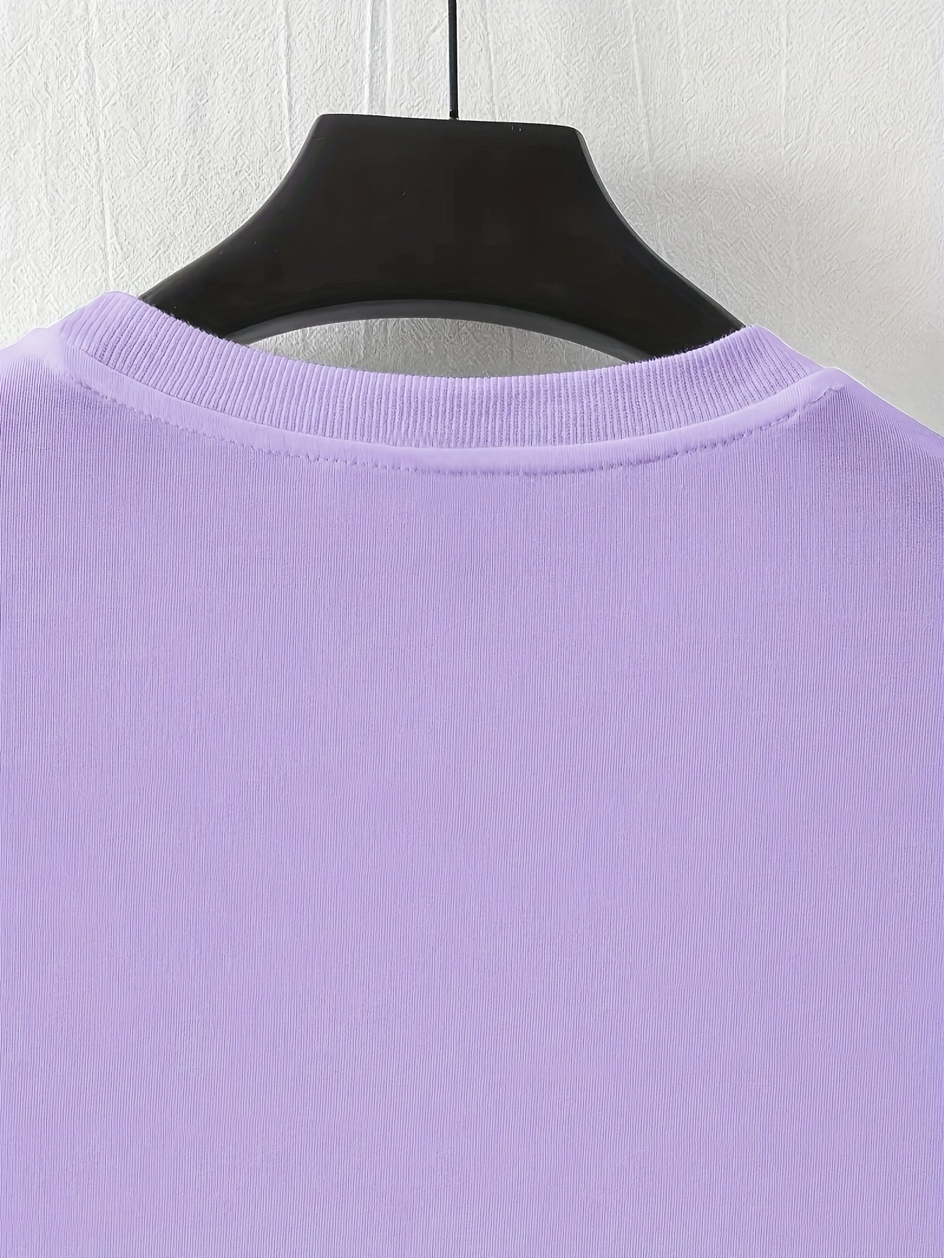 Yoz va bahor uchun yumshoq poliesterdan tayyorlangan, yumshoq bo'yinli va keng kesimli erkaklar uchun tasodifiy moda printli futbolka.