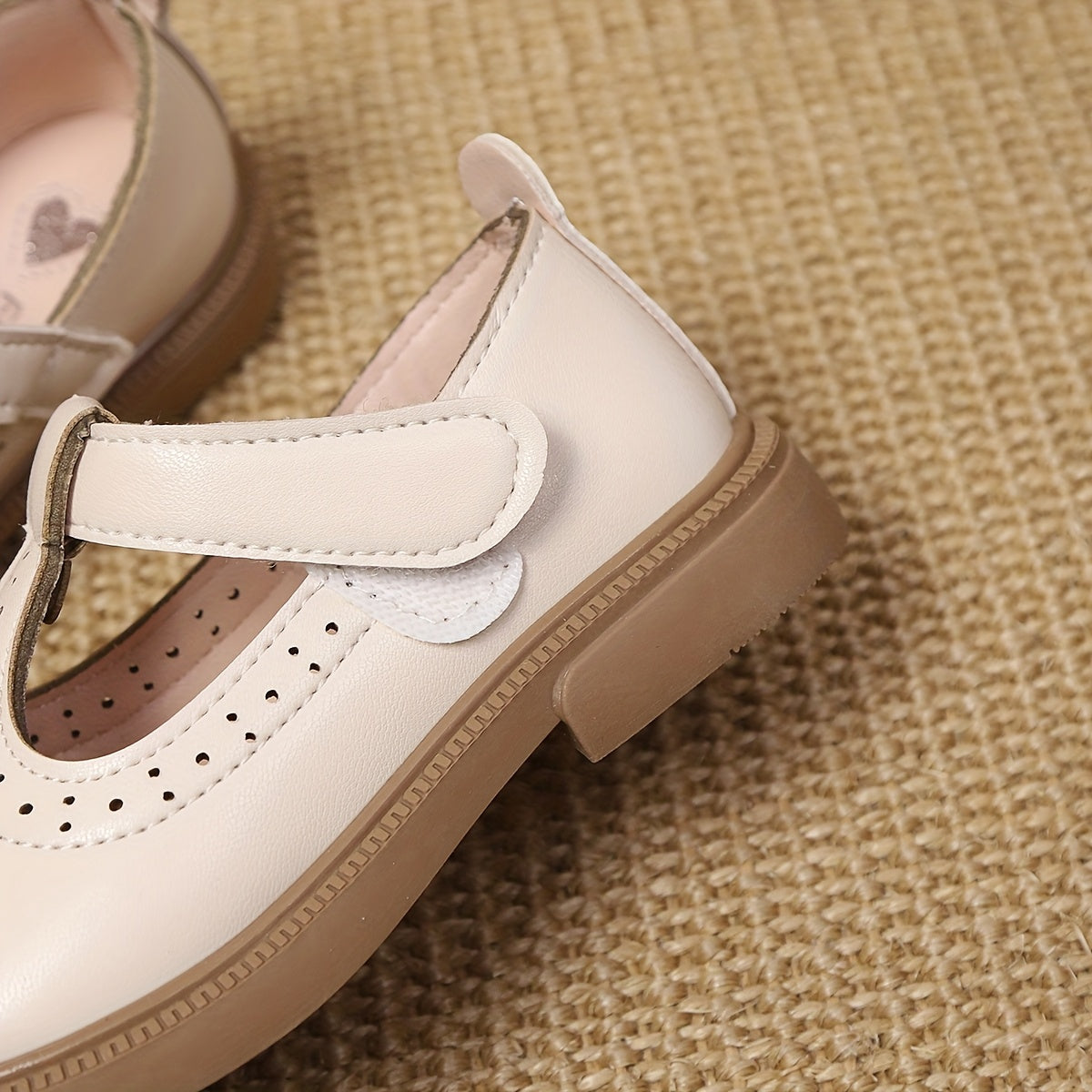 Yozgi bahor uchun tasodifiy kiyimda foydalanish uchun moslashuvchan bog'ich va havo o'tkazuvchi kesilgan dizaynga ega pushti qizlar uchun Mary Jane poyabzallari.