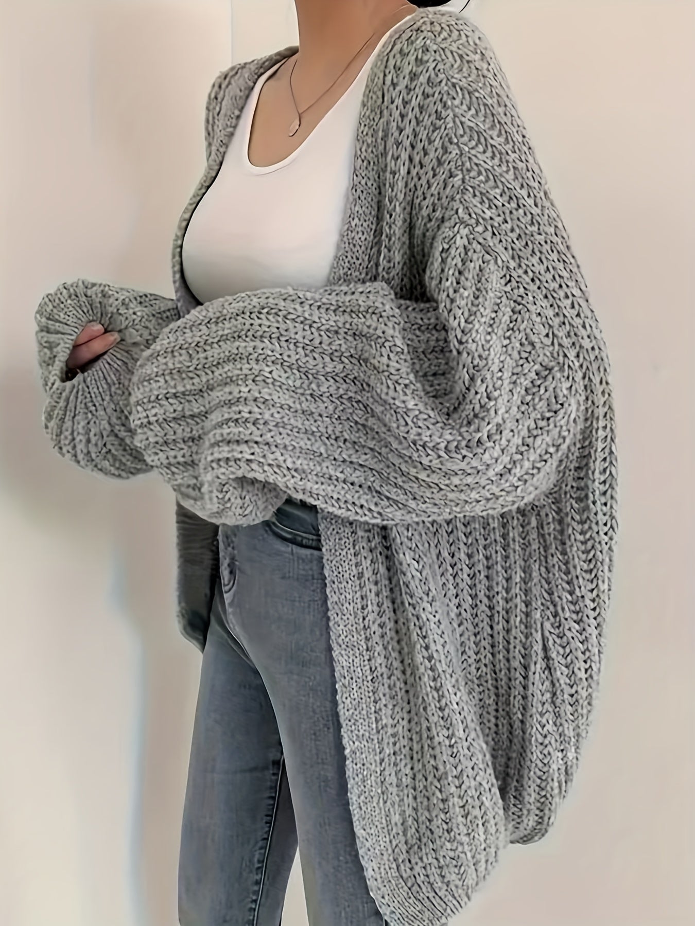 Ayollar uchun keng hajmli yengil kulrang kardigan, uzun yengli ochiq oldi sviter