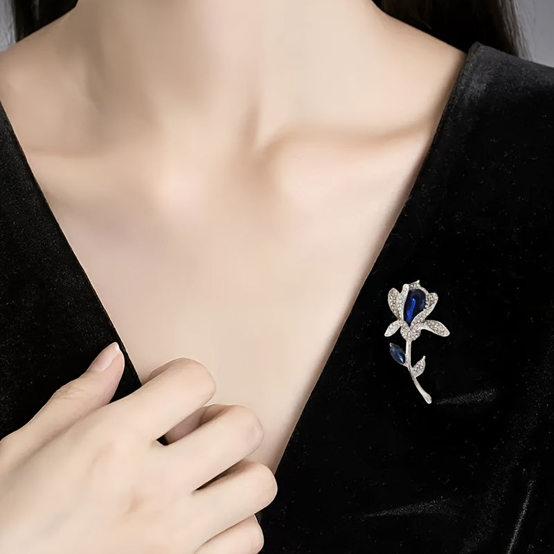 Элегантная, сверкающая кристальная брошь, украшенная роскошными лилиями - идеальный изысканный аксессуар для любого стильного наряда.