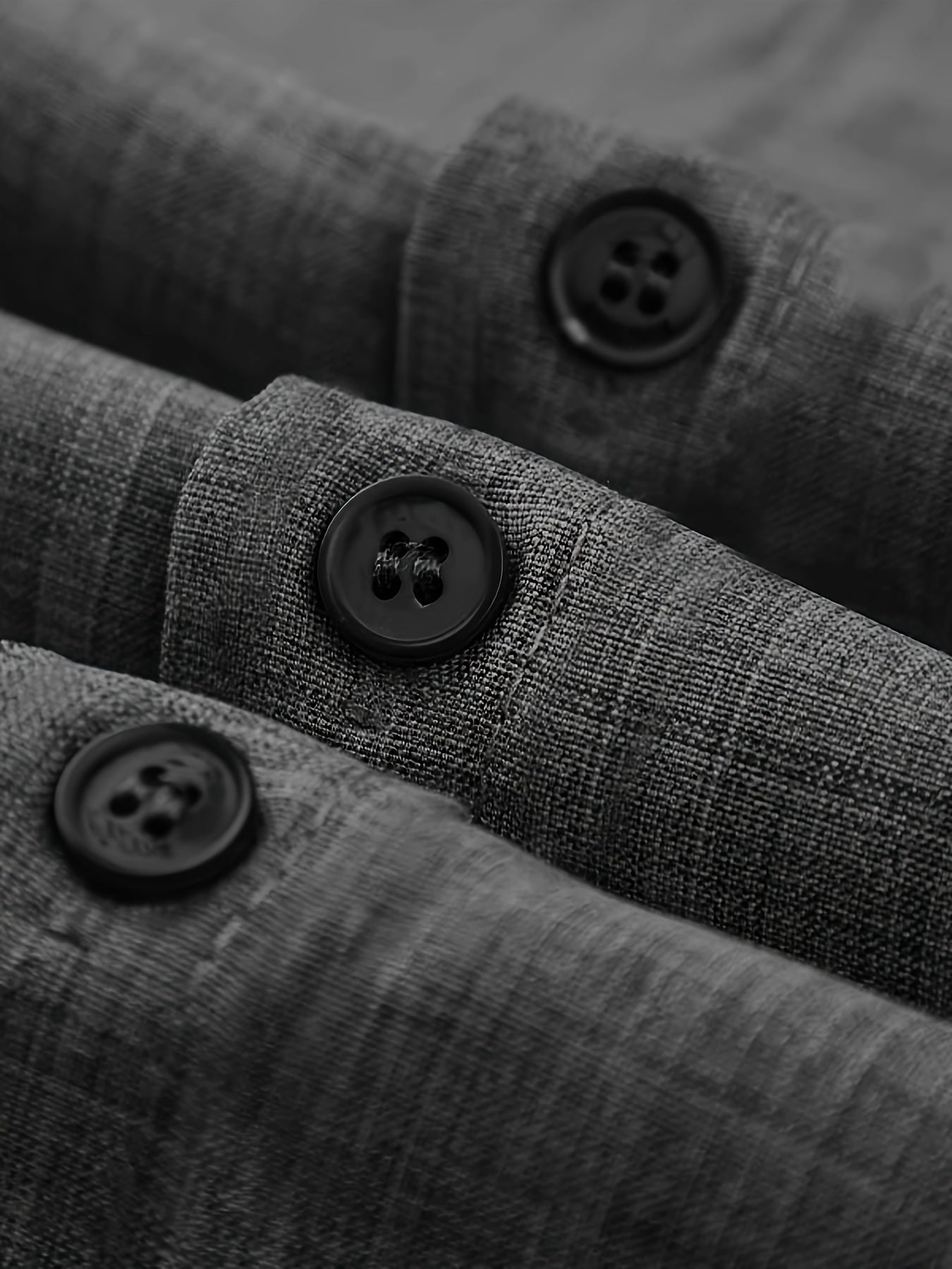 Katta o'lchamdagi erkaklar uchun qisqa yengli ko'ylak, cho'ntak bilan, bir rangda, retro uslubda va nafas oladigan matodan.