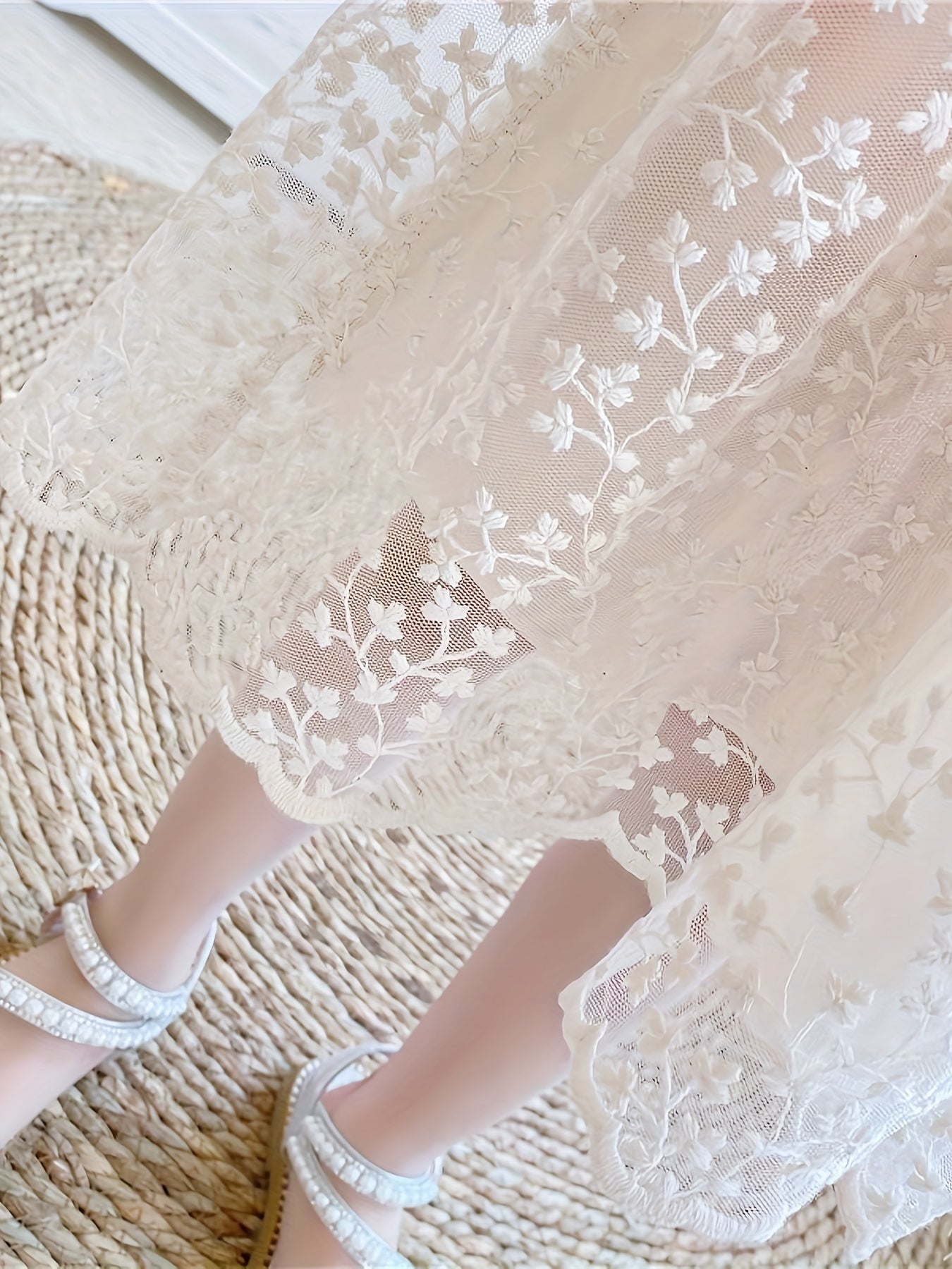 Qizlar uchun gullar bilan jacquard, uchuvchi yenglar va orqa qismi ochiq dizaynga ega nafis dantel ko'ylak.