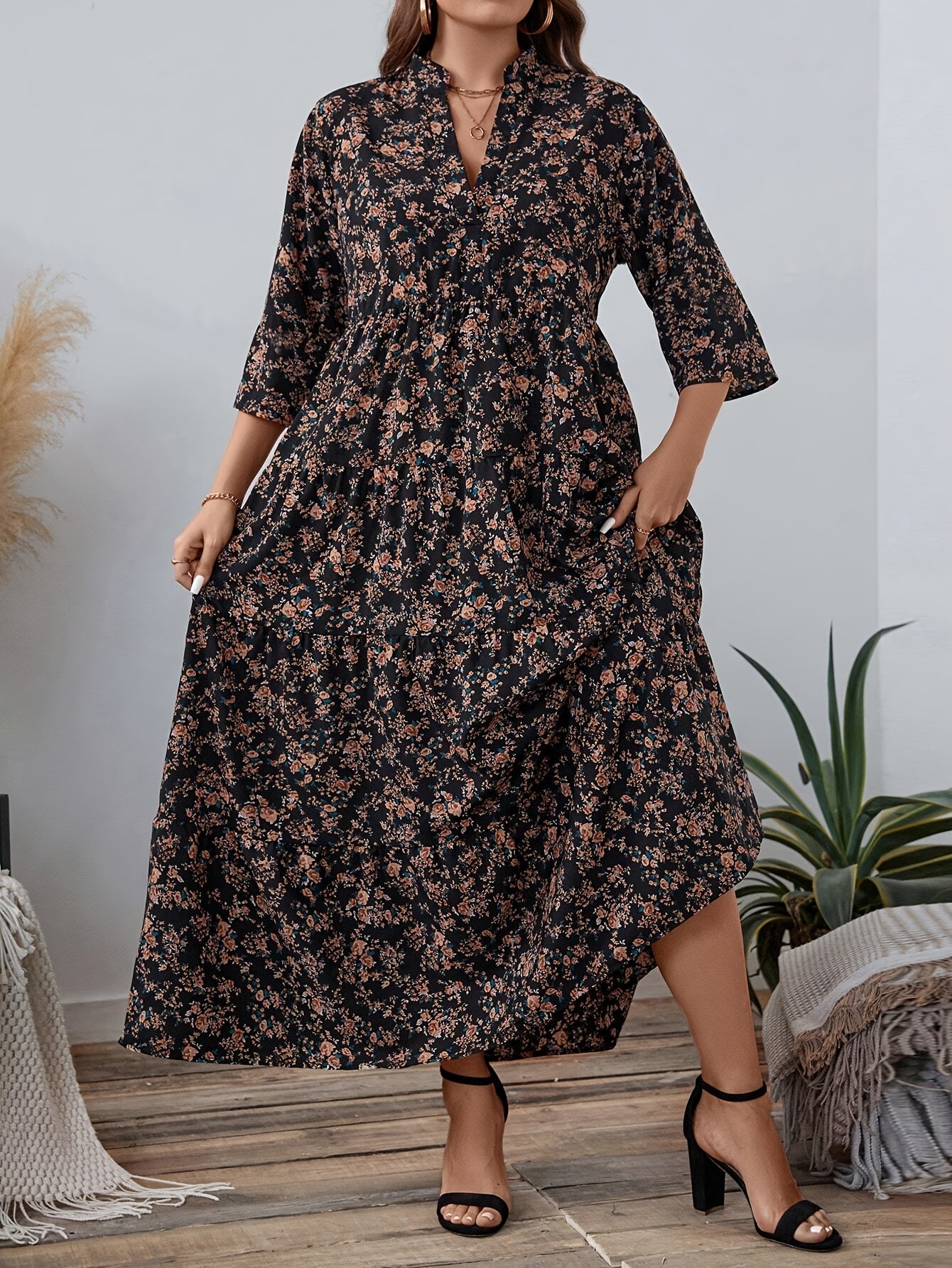 Zarif gullar printi bilan V-yuzi midi ko'ylak, peplum pastki qismi bilan, cho'zilmaydigan polyester matodan tayyorlangan. Har mavsumda foydalanish mumkin bo'lgan ko'p funksiyali uslub.