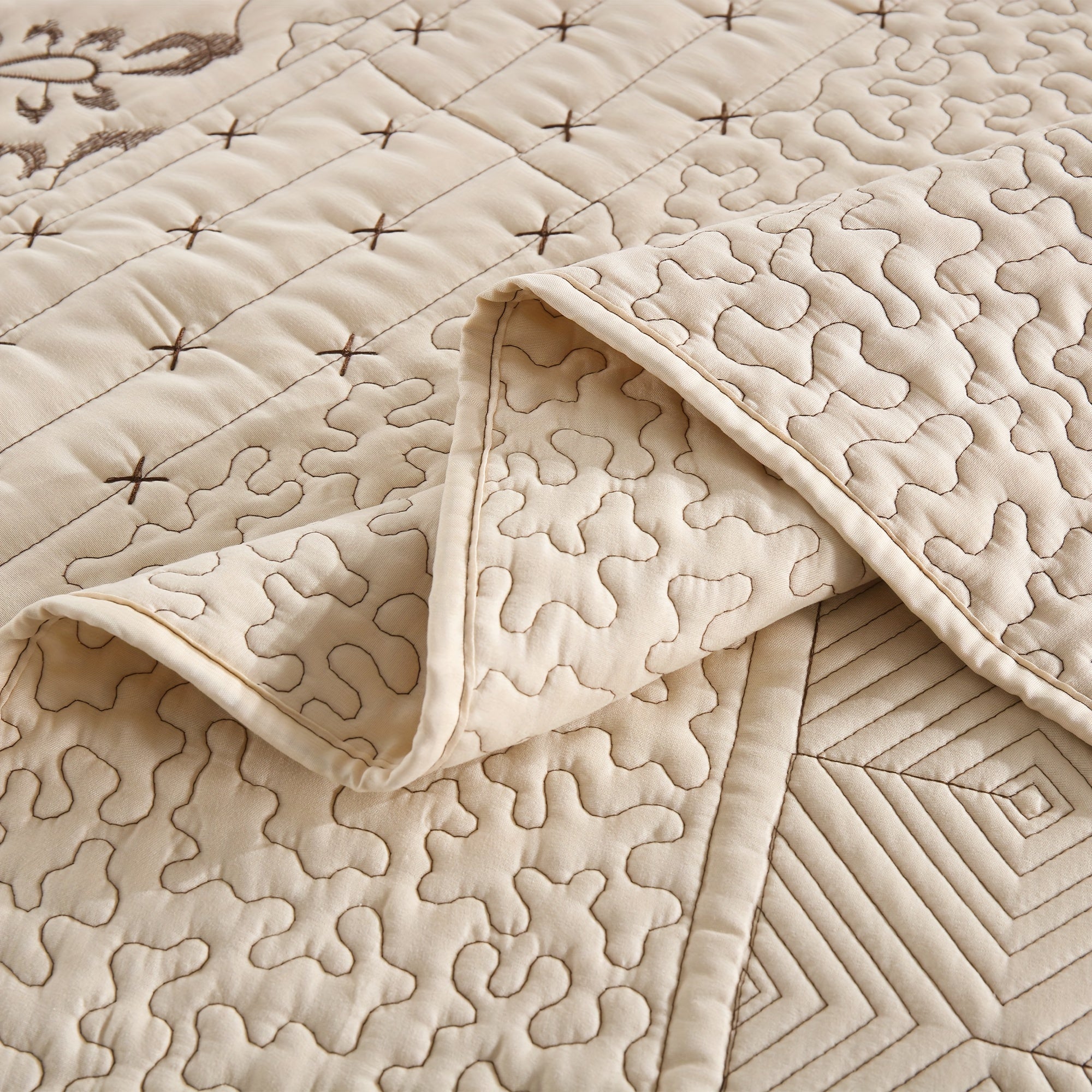 Embroidered Quilt Cover Set for Double Bed with Flower Pattern and Patchwork Design